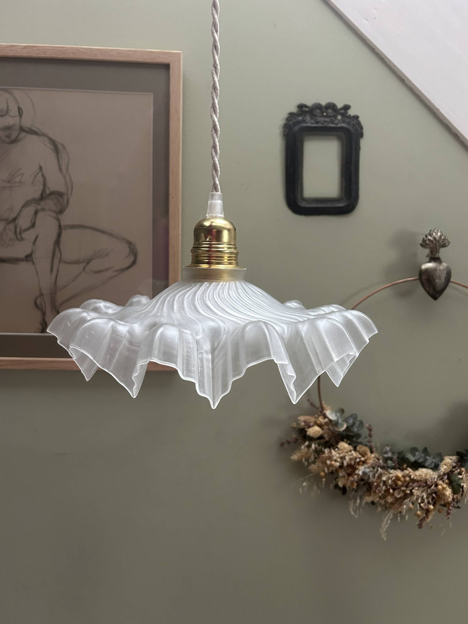 Suspension in transparent opaline