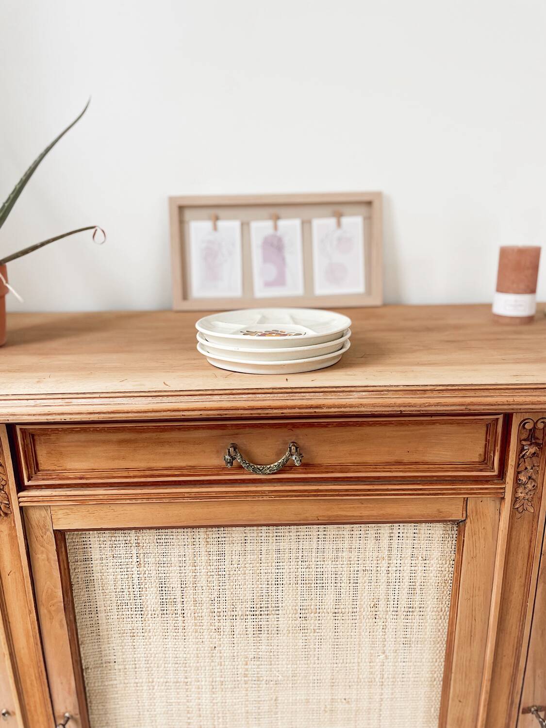 Classic vintage buffet with 3 doors in wood and raffia.