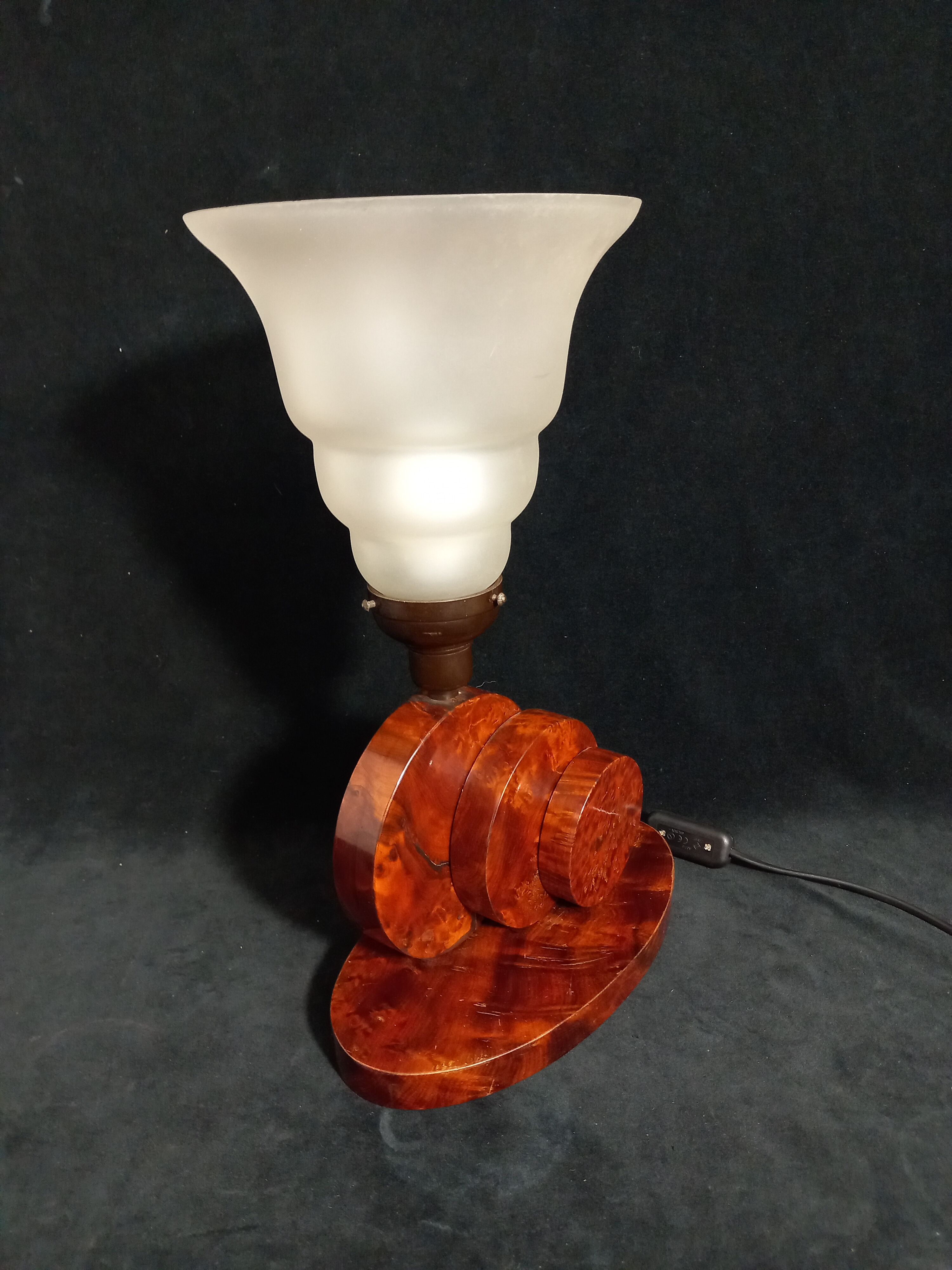 Lampe sculptural art déco en loupe d’acajou