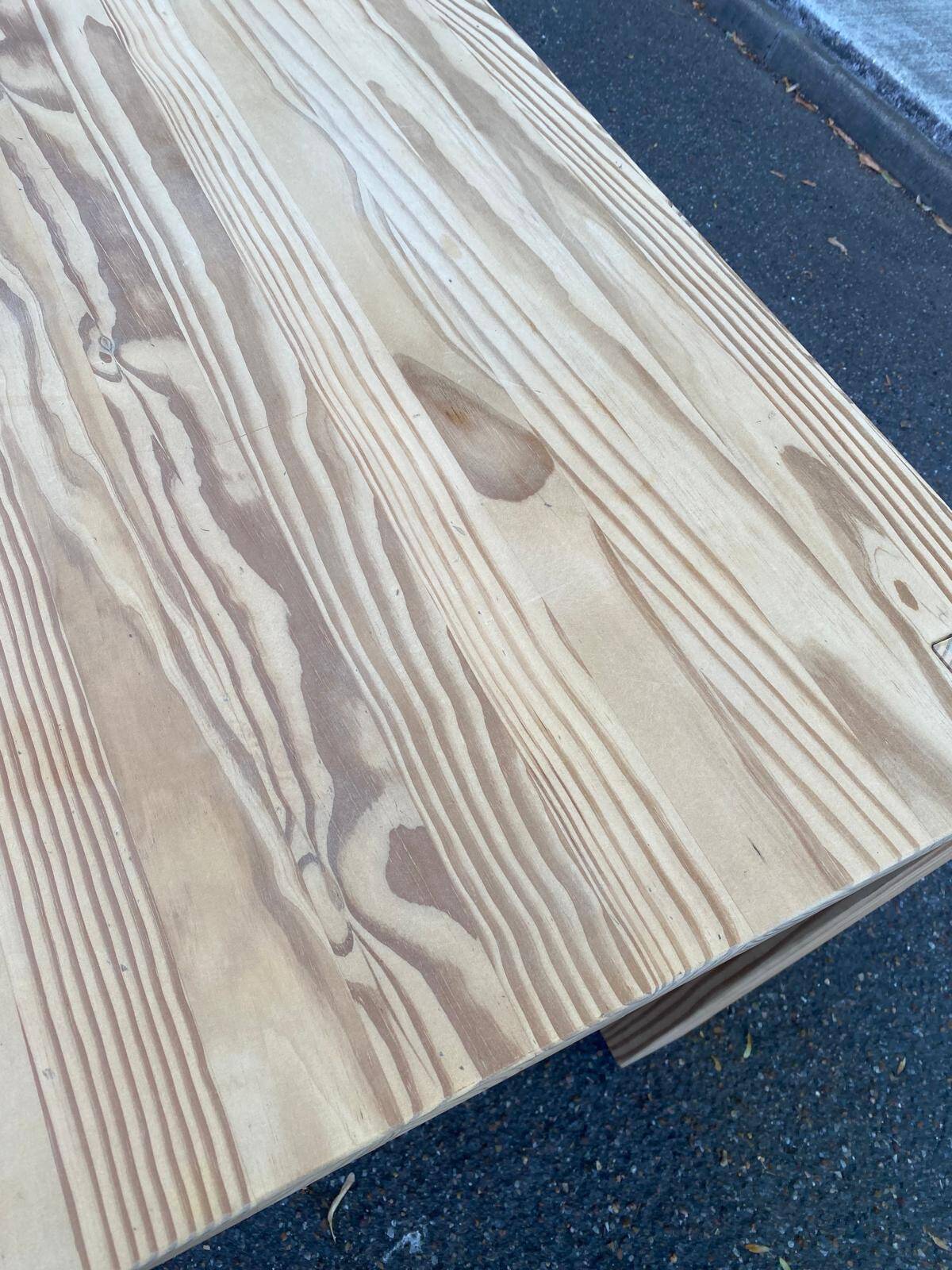 Table à manger rénovée en pin massif style scandinave brutaliste des années