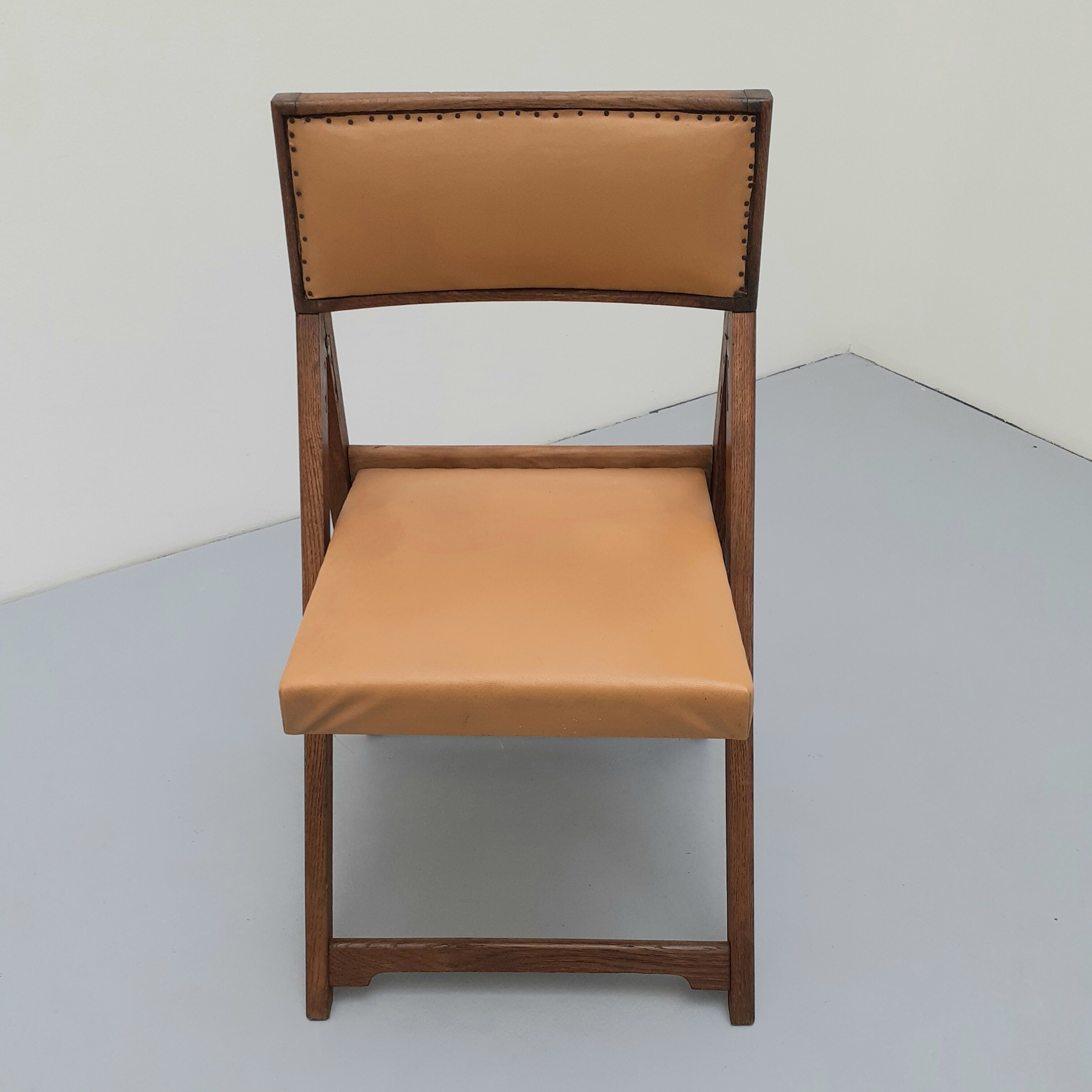 Henri Meyer folding chair in fawn skaï, 50s