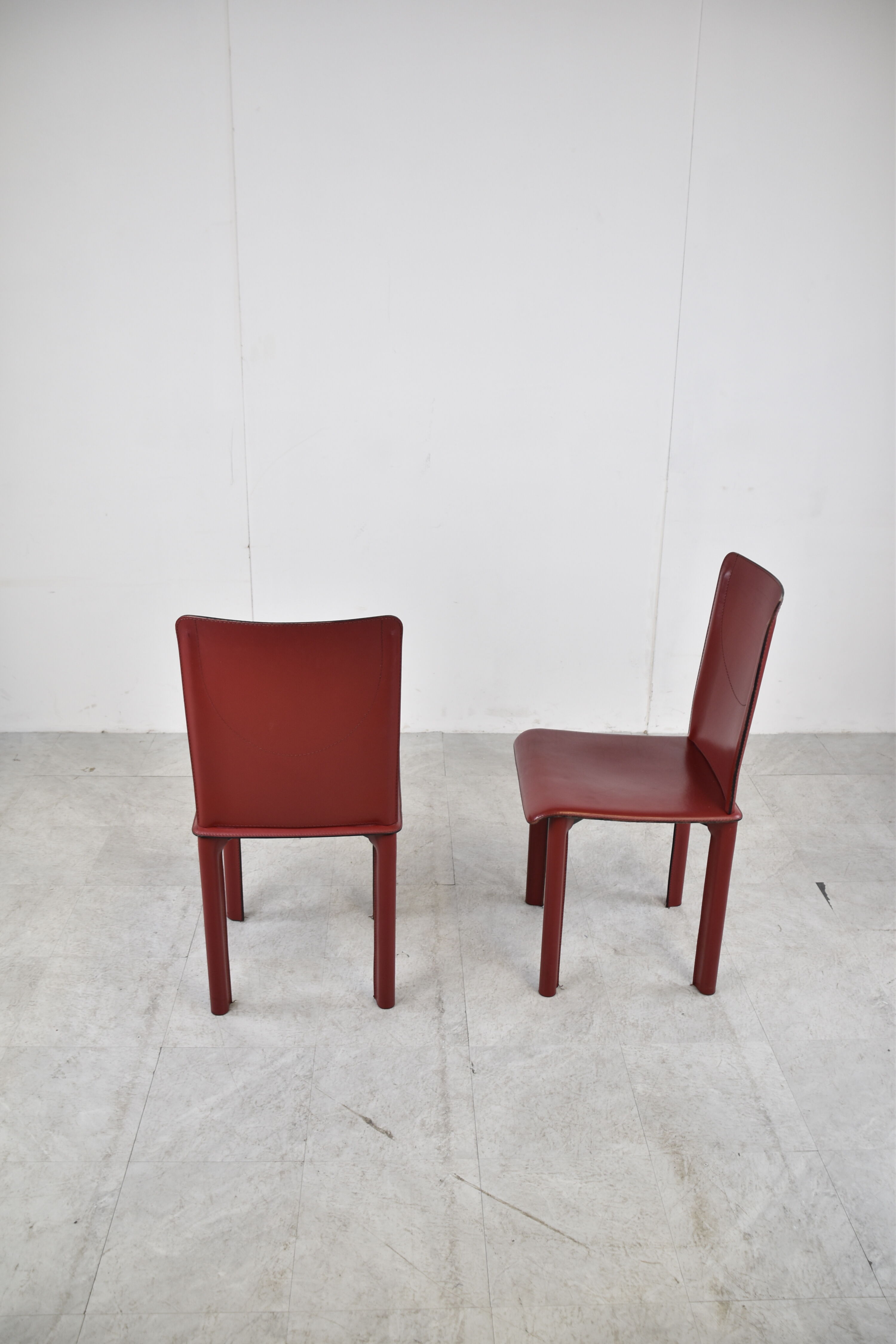 Lot de 6 chaises de salle à manger en cuir rouge fabriquées en Italie, années 1980
