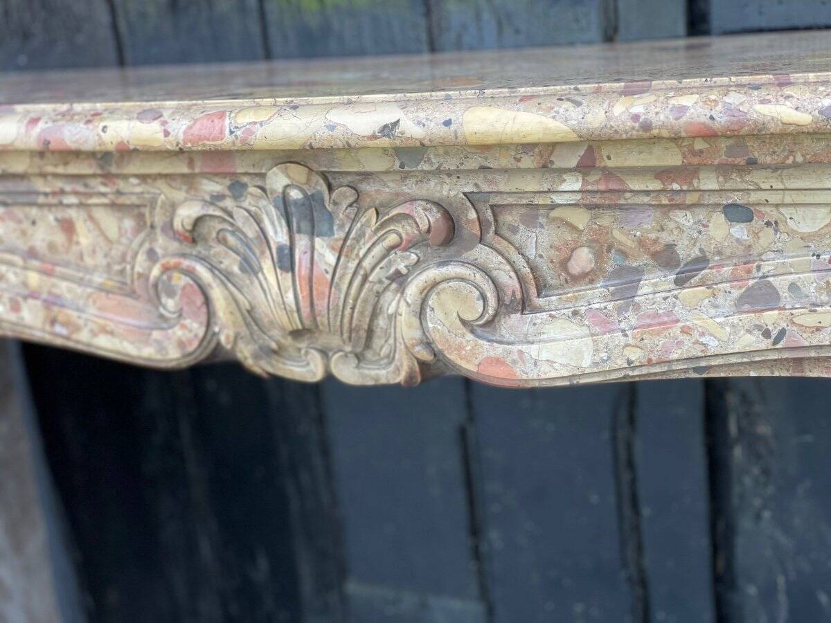 Cheminée de style Louis XV en marbre brèche d’Alep