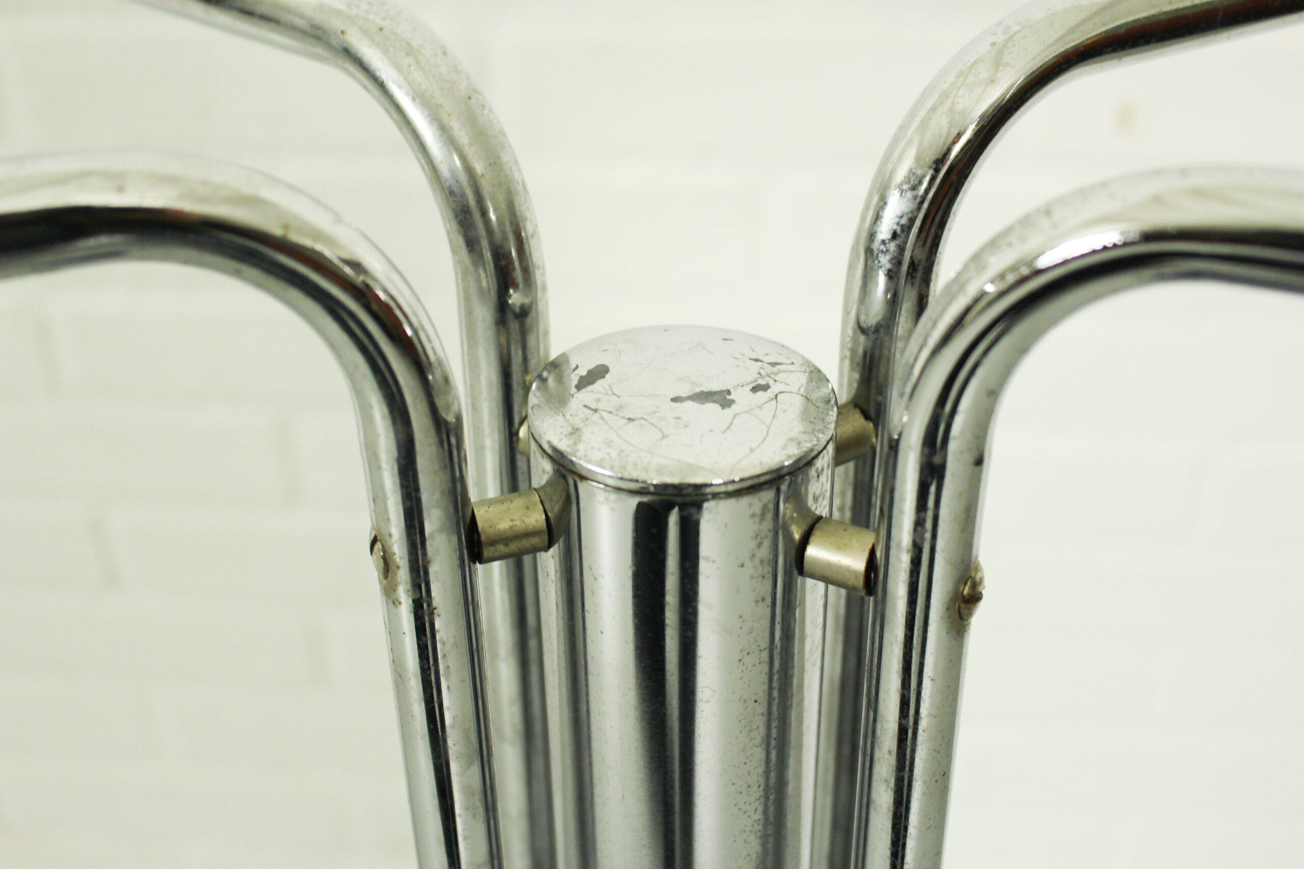 Console vintage chromée avec plateau en verre – design moderniste des années 1970