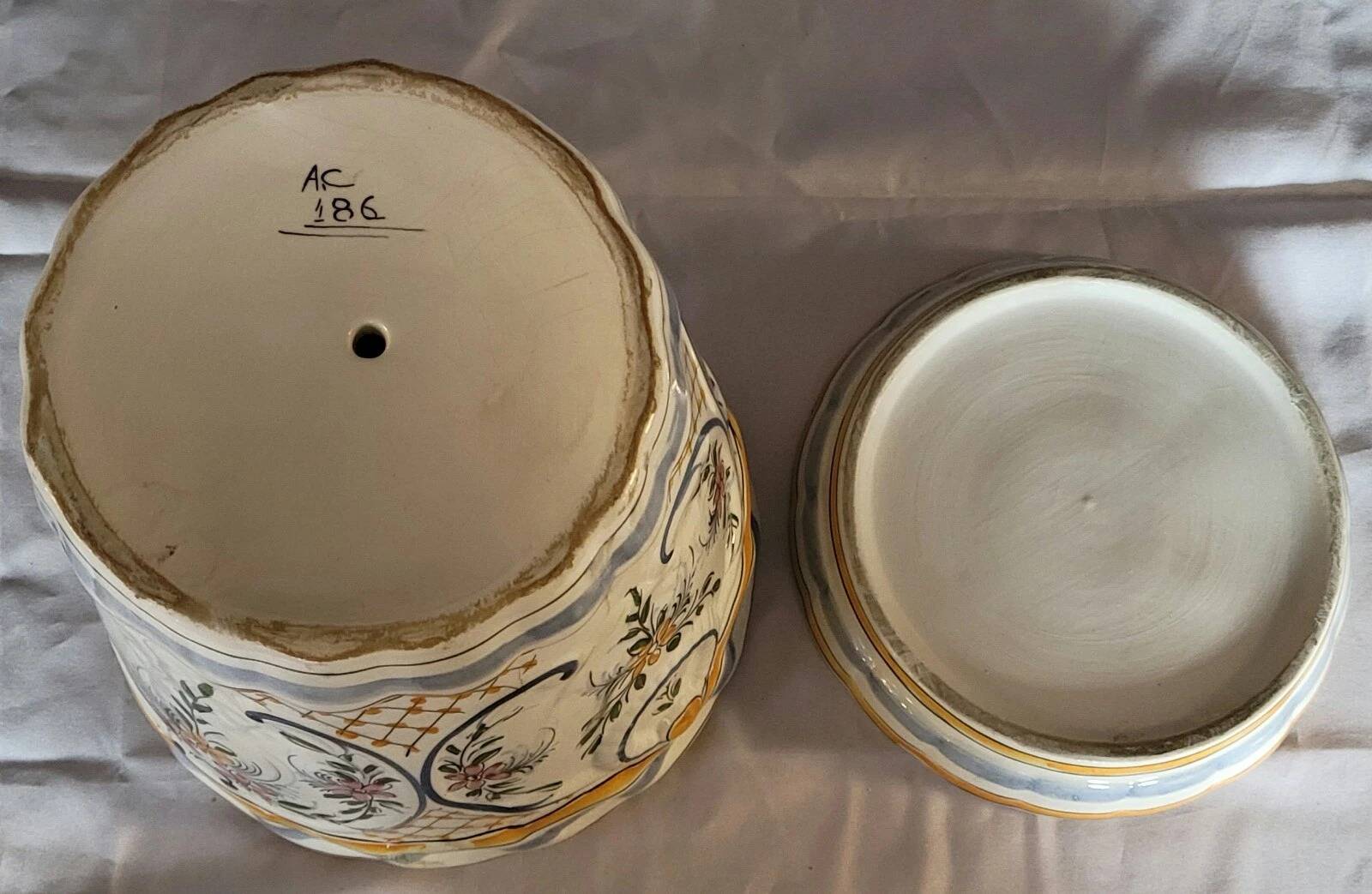 Cache-pot en faïence, décoré à la main de motifs floraux et volutes