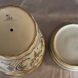 Cache-pot en faïence, décoré à la main de motifs floraux et volutes
