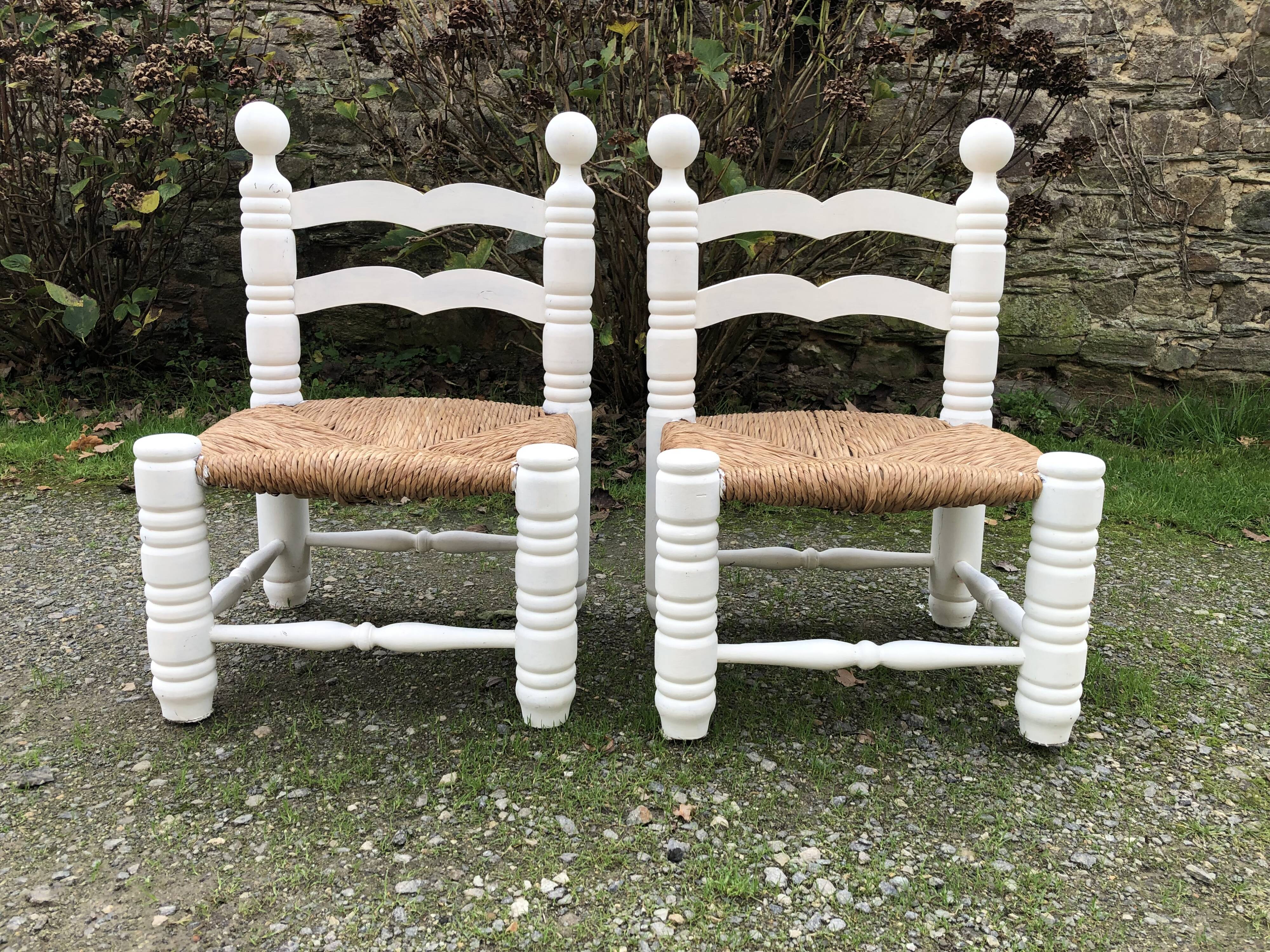 Duo de chaises vintage paillées par Charles Dudouyt.