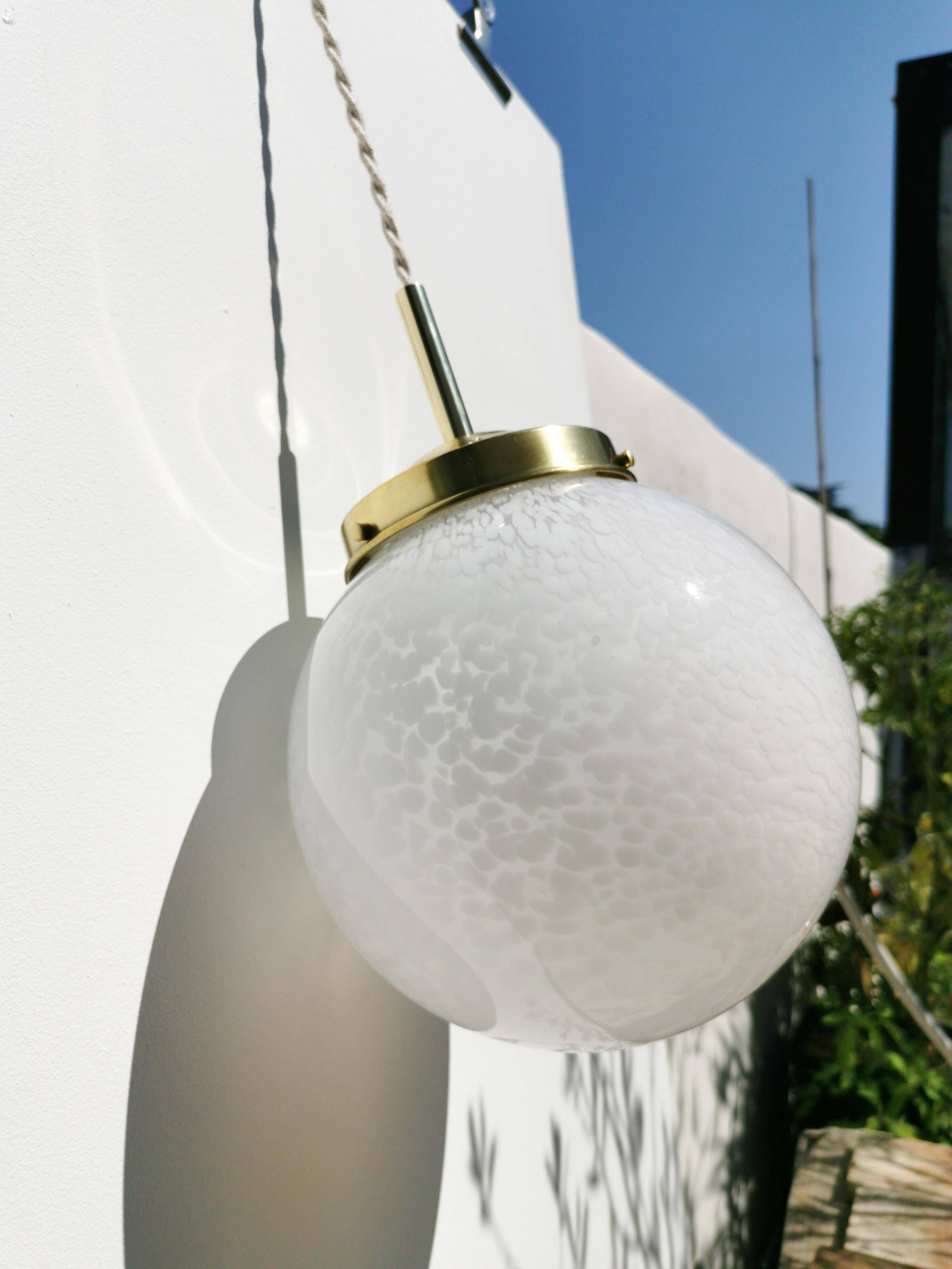 Clichy glass ball suspension