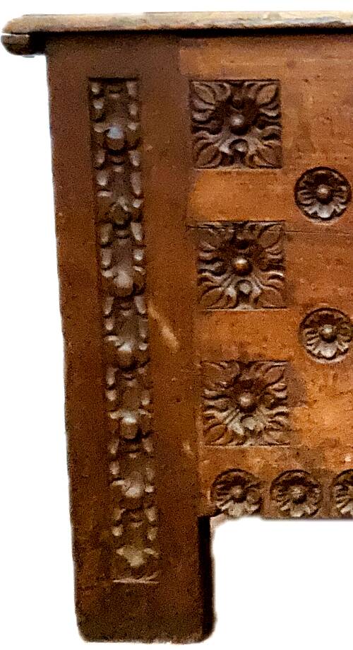 Antique Renaissance style chest in carved oak, 18th century