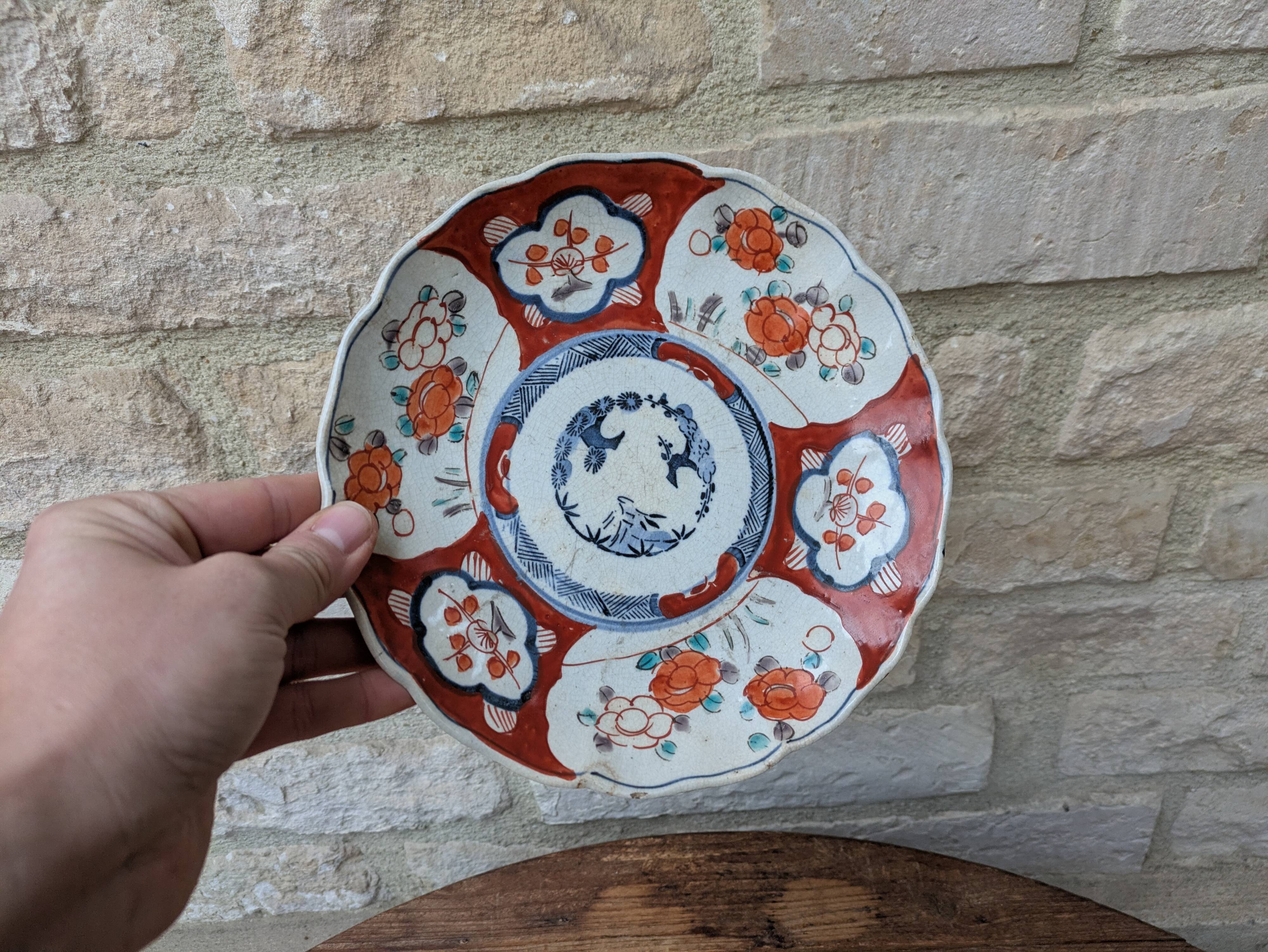 Antique Imari deep plate with red and blue floral decoration, 21.5cm.