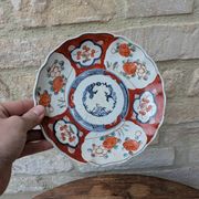 Ancienne assiette creuse Imari à décor de fleurs rouge et bleu 21.5cm