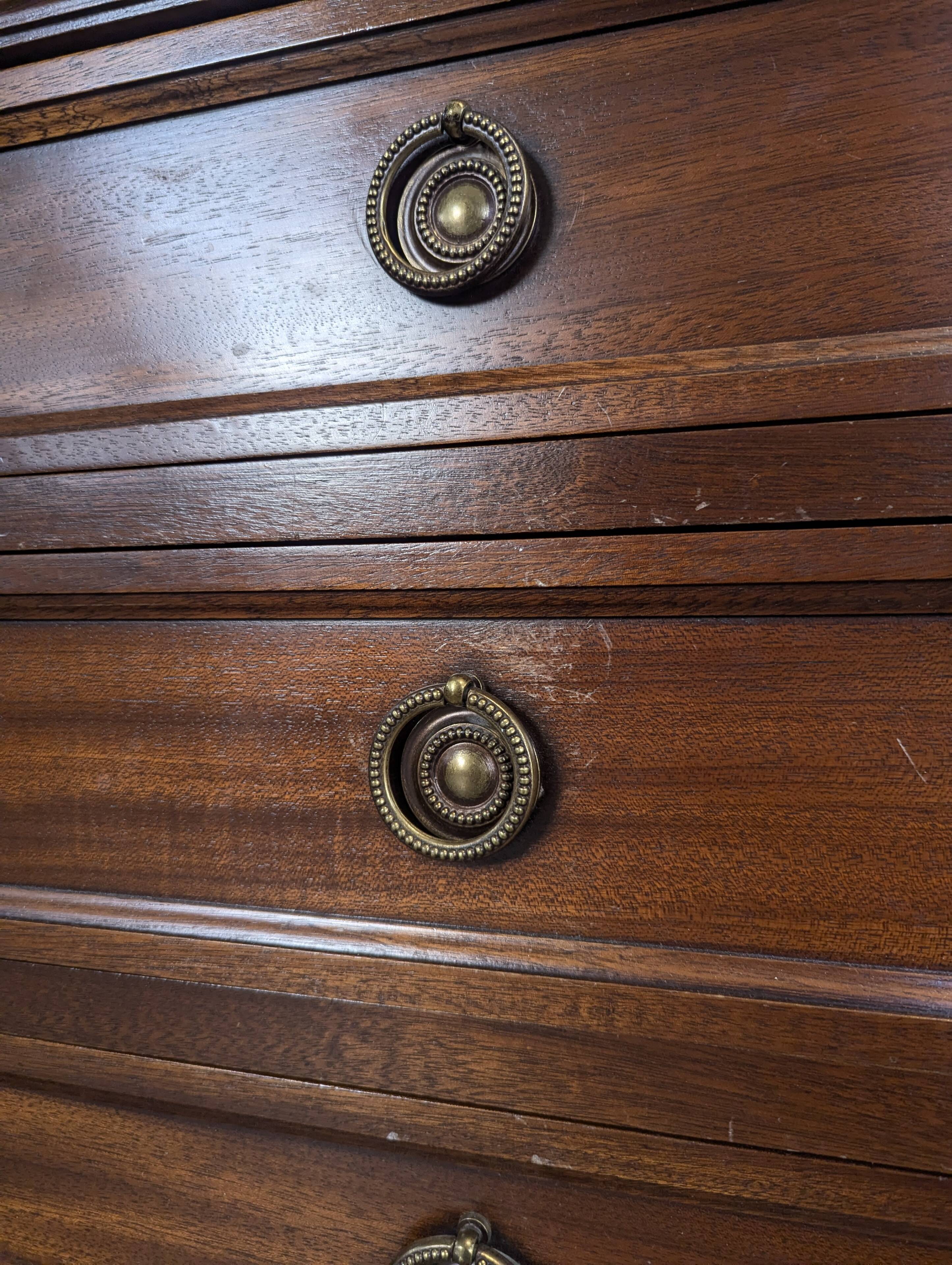 Commode de style Louis XVI en acajou et marbre de carrare
