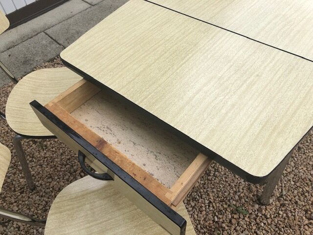 Table and 4 chairs in formica