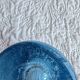 Vase soliflore en verre bullé bleu signé Biot