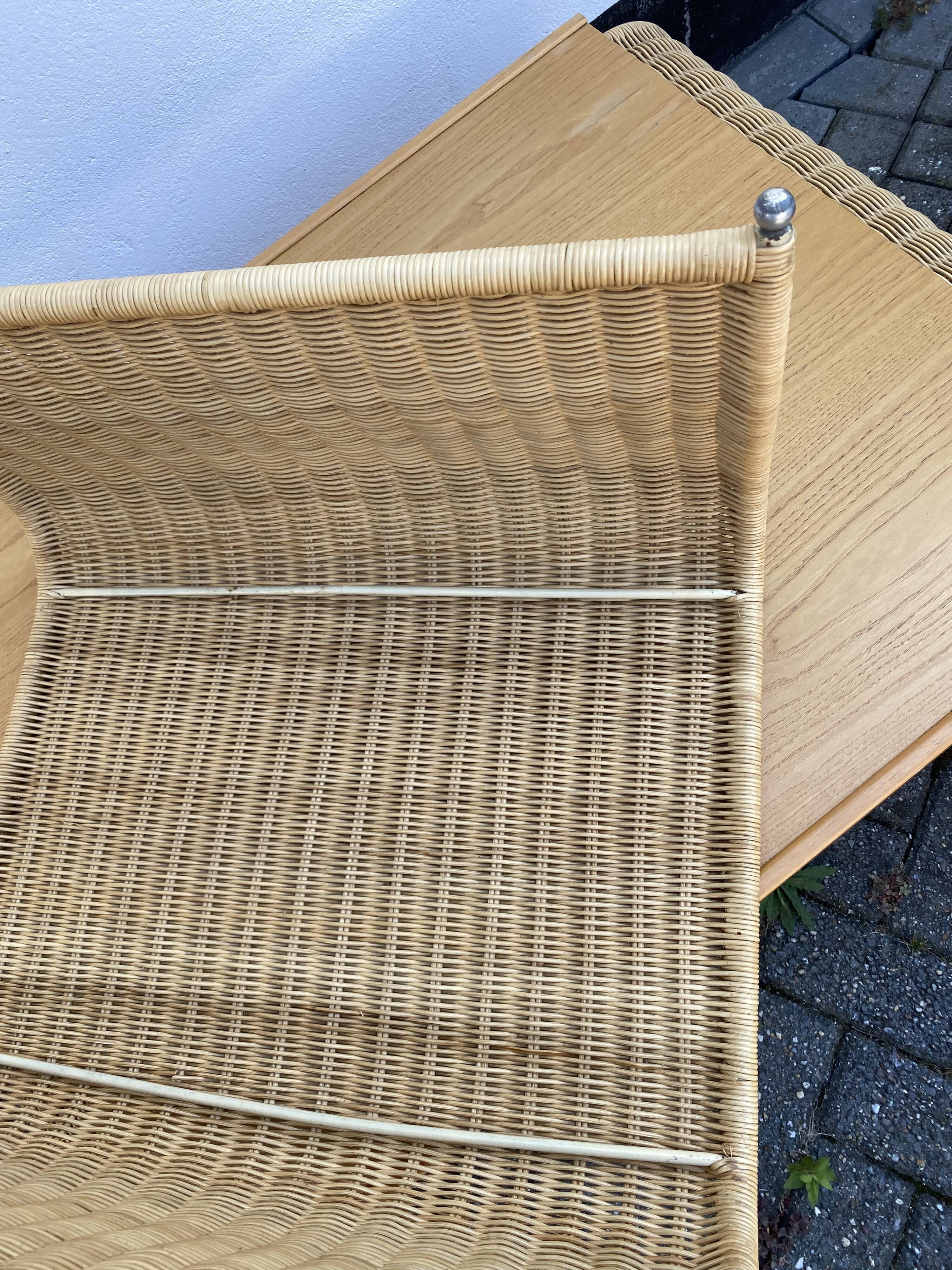 Pine wood and ratan table with 2 ottomans