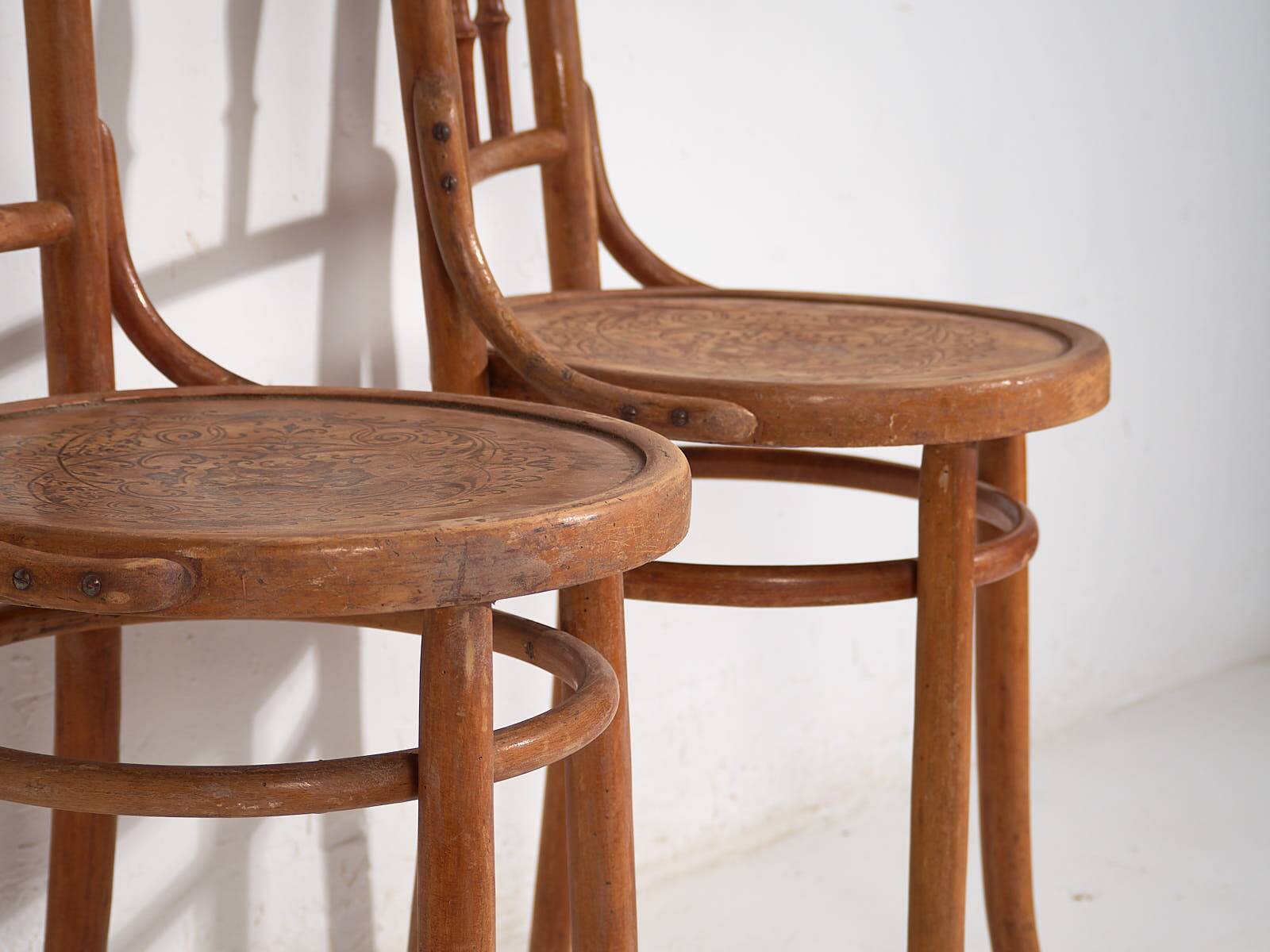 Anciennes chaises Thonet avec assise gravée (c.1920). Ensemble de 2 pièces