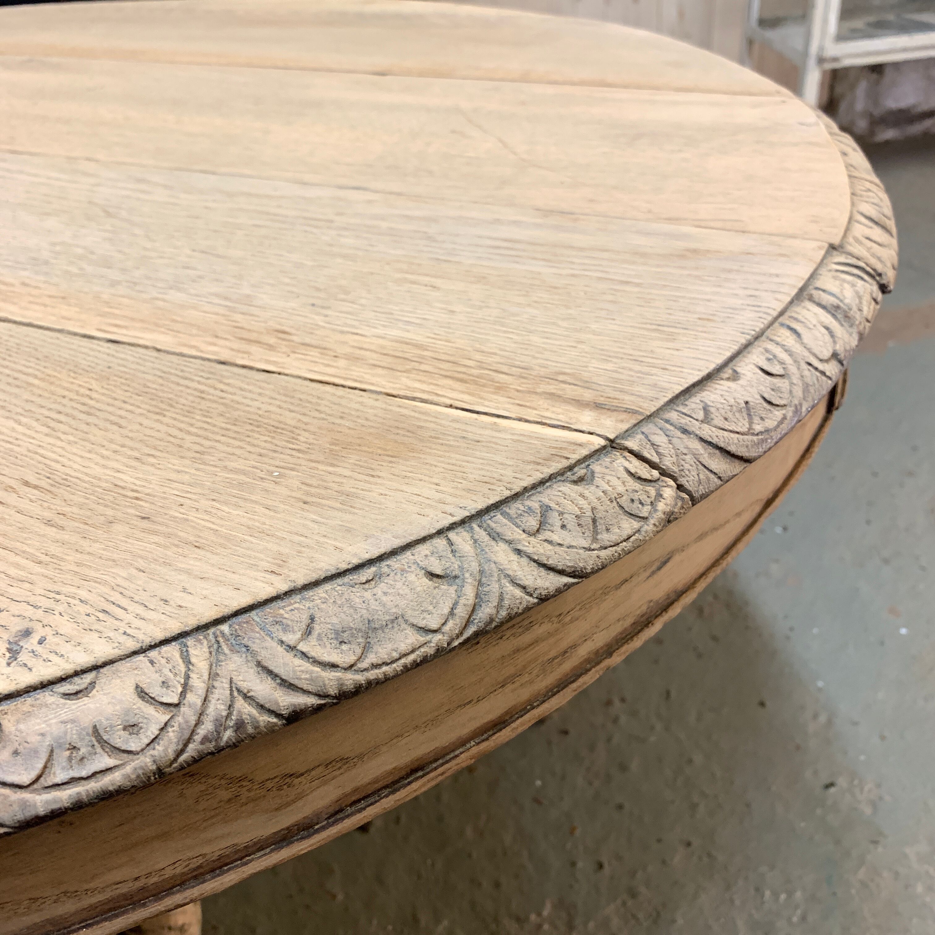 Table Henri II à pattes de lion en chêne brut extensible .