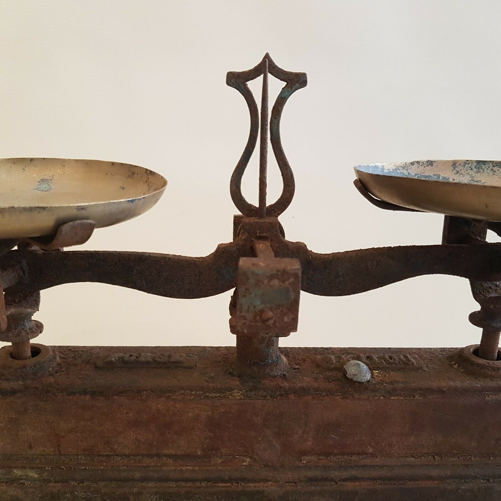 Old small scale in cast iron and copper