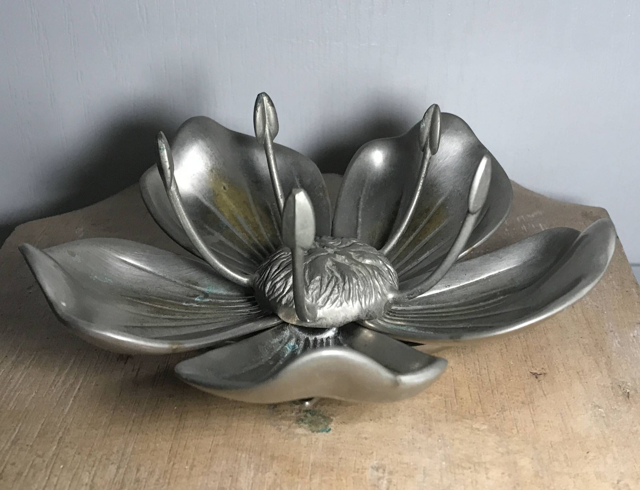 Vintage lotus flower ashtray with 5 removable petals in silver metal