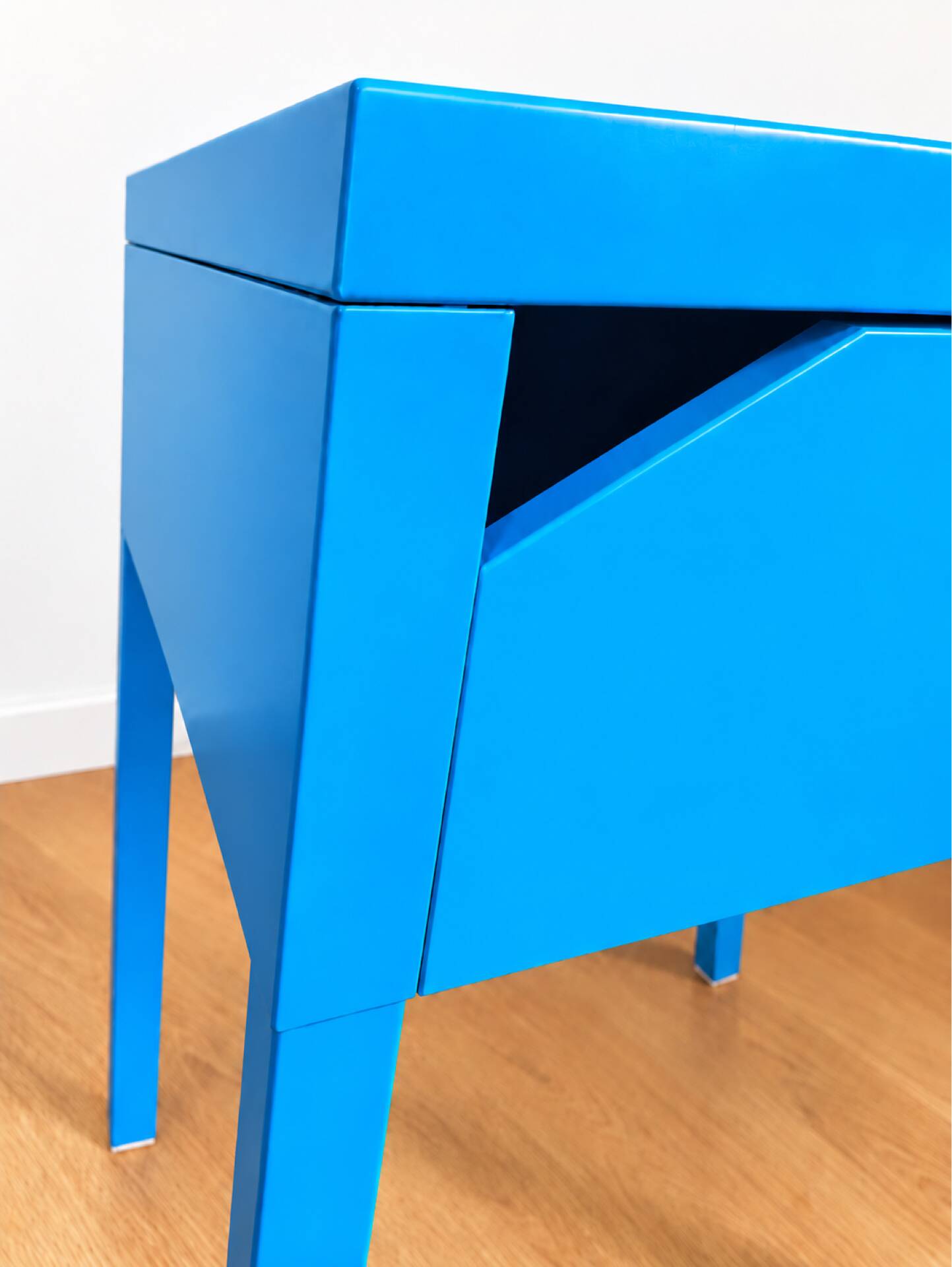 Vintage blue set – 2 chairs and matching side table