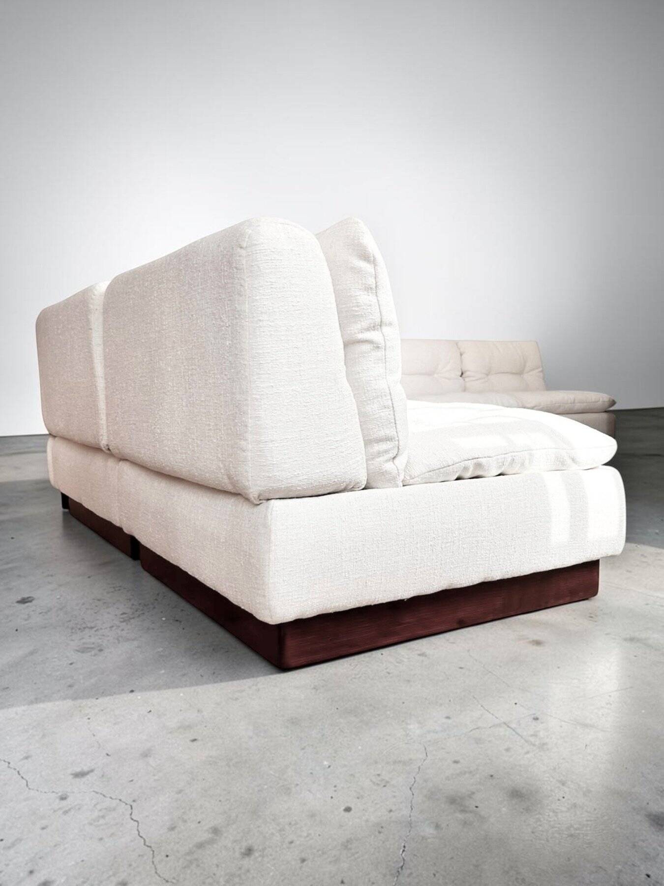 Fratelli Saporiti modular canapé in ecru boucle linen 1970