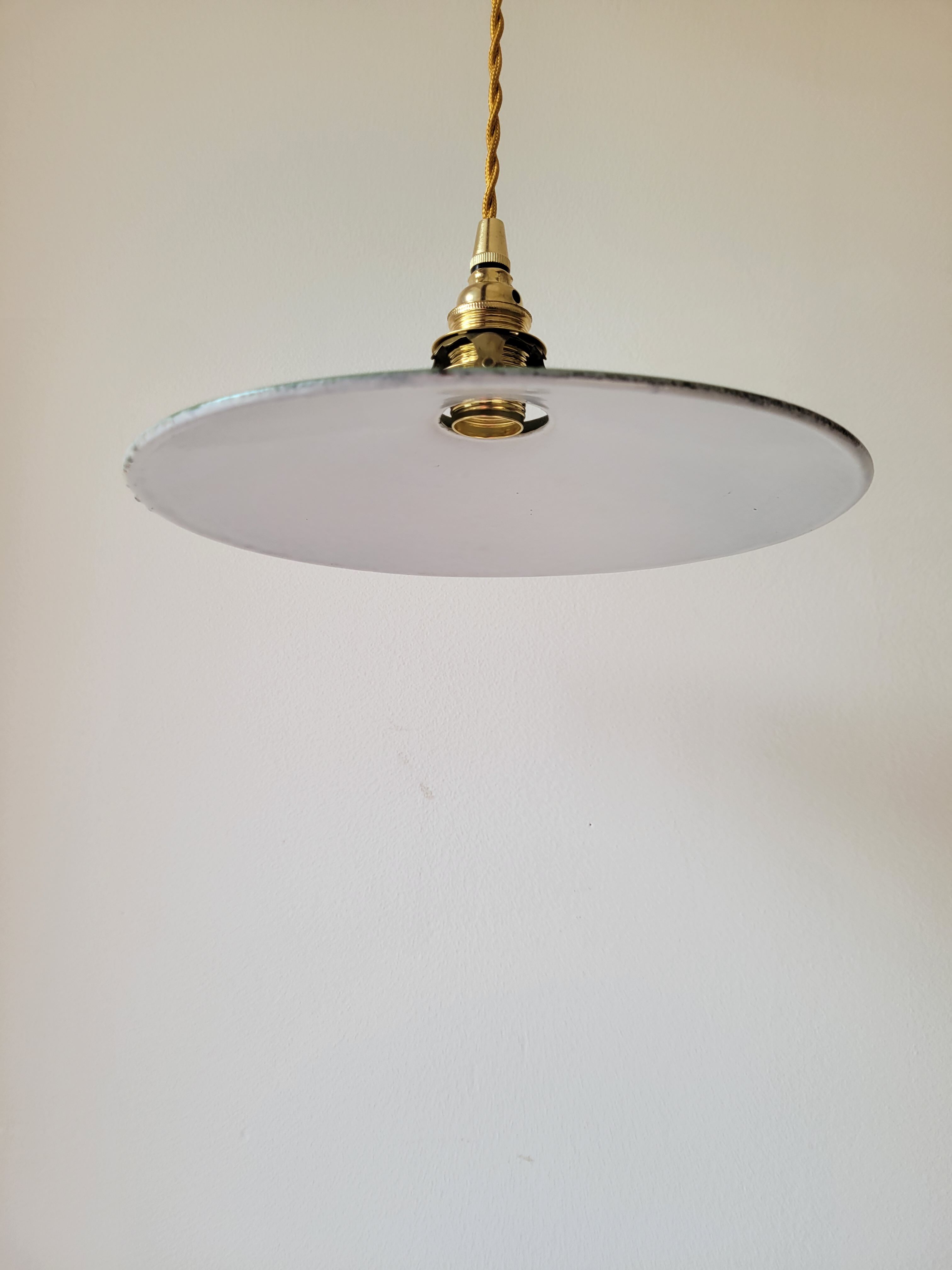 Workshop suspension in enamelled sheet metal