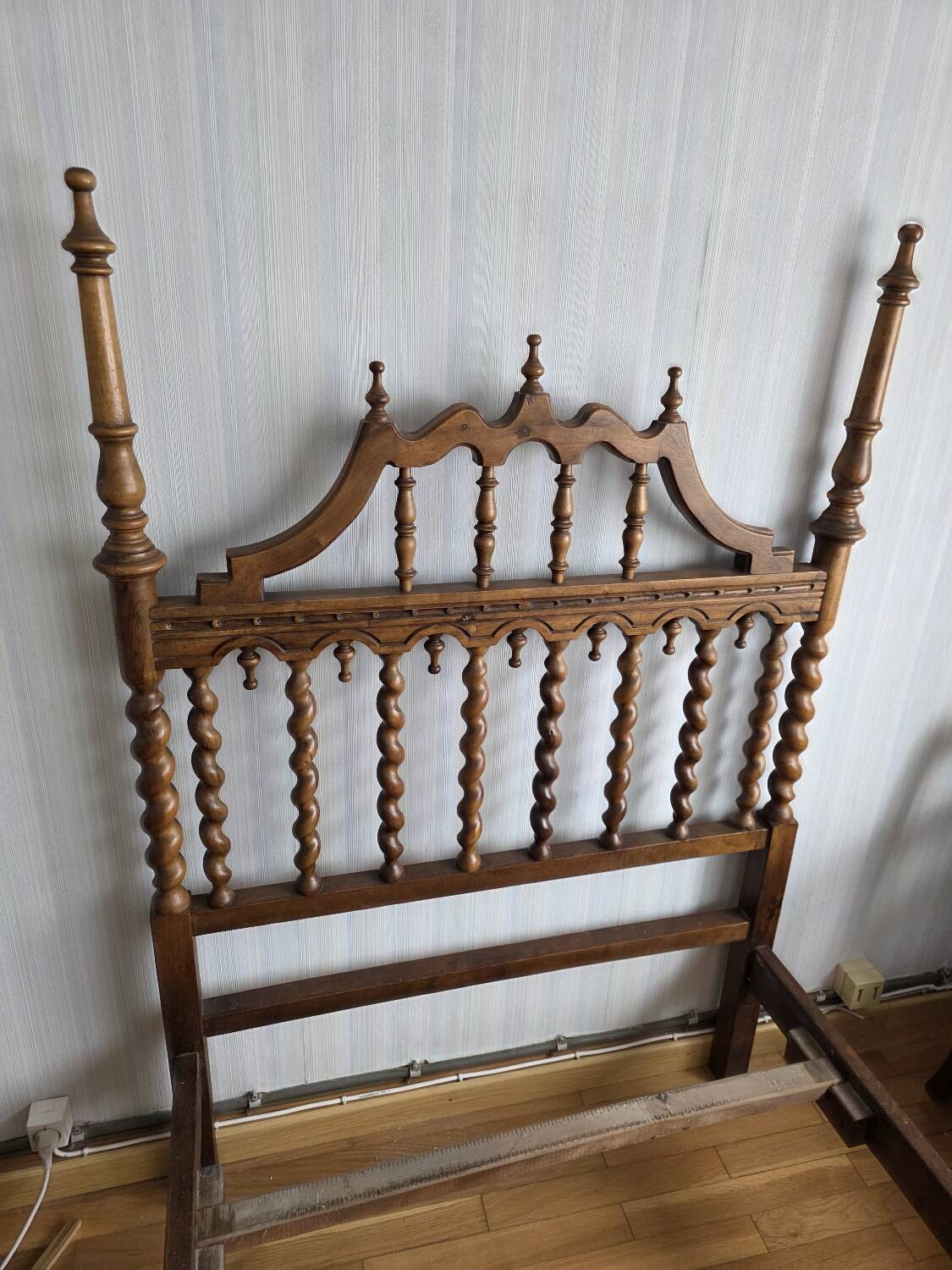 Paire de lits en bois sculpté