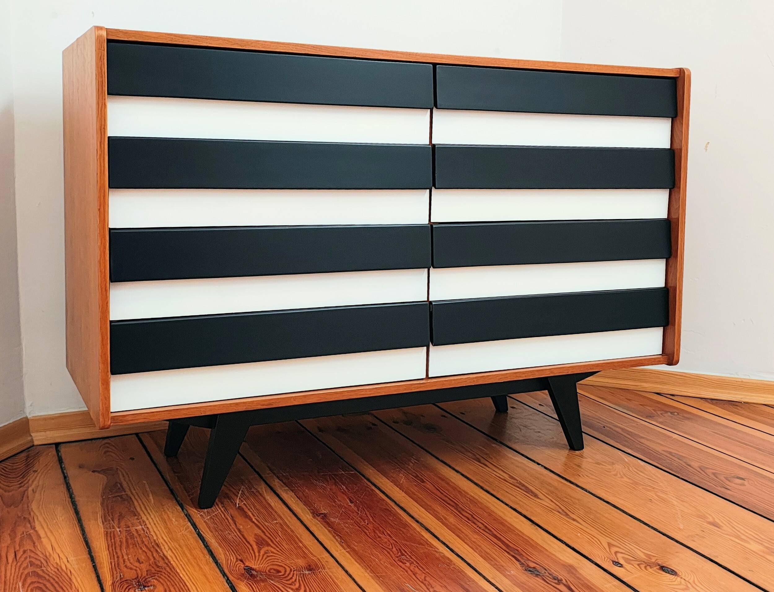 Commode tchécoslovaque par Jiří Jiroutek pour Cesky Nabytek, années 1960.