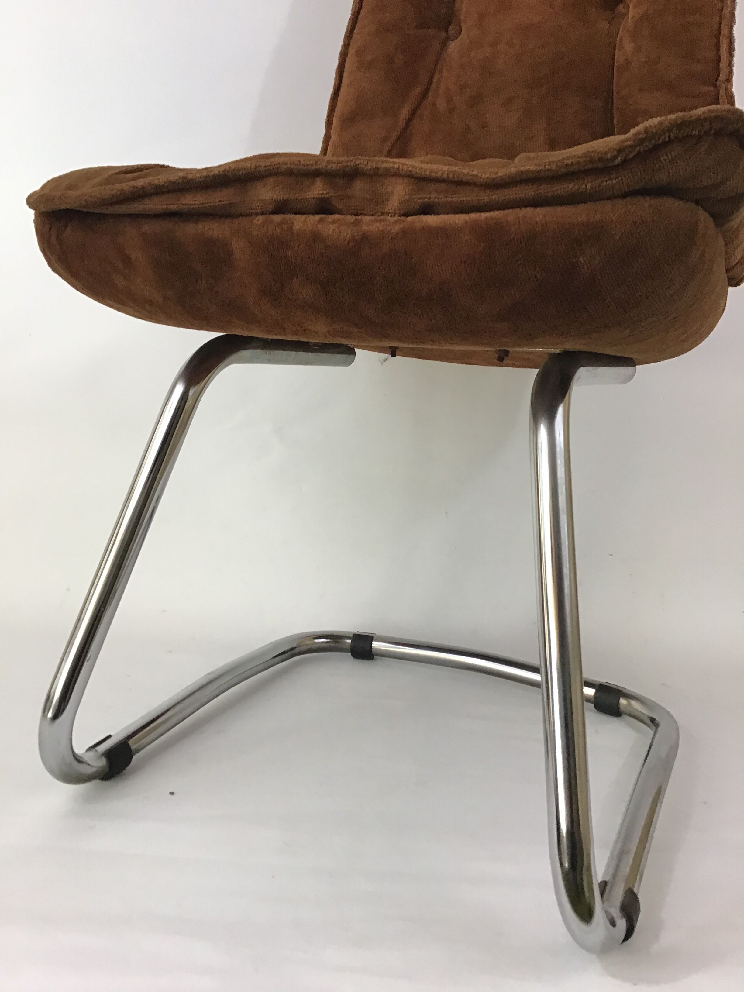 4 velvet-hulled chairs