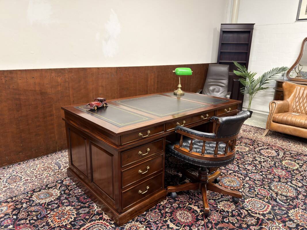 Large English Chesterfield Desk Partnerdesk
