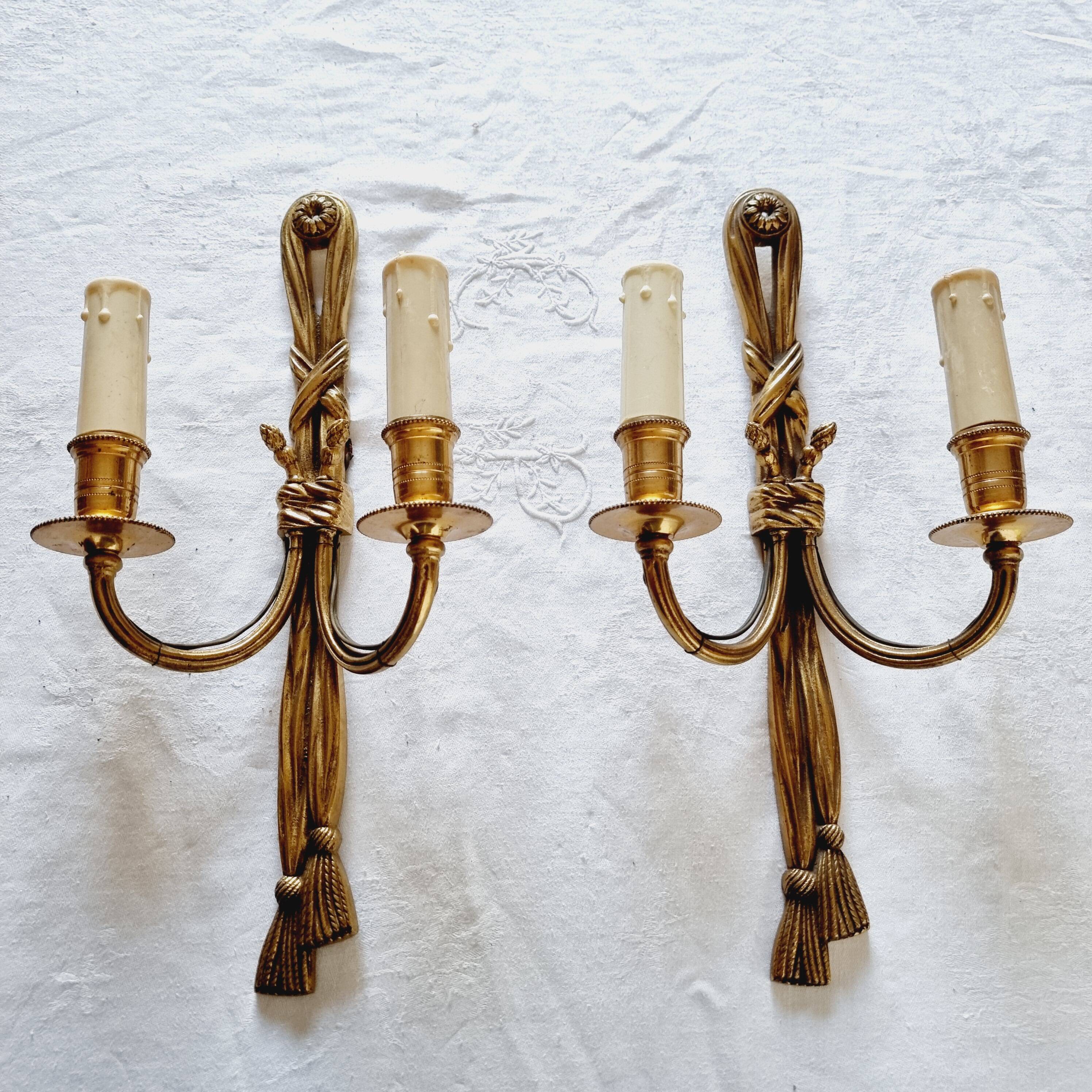 Pair of French wall sconces in bronze, Louis XVI style, with cord.