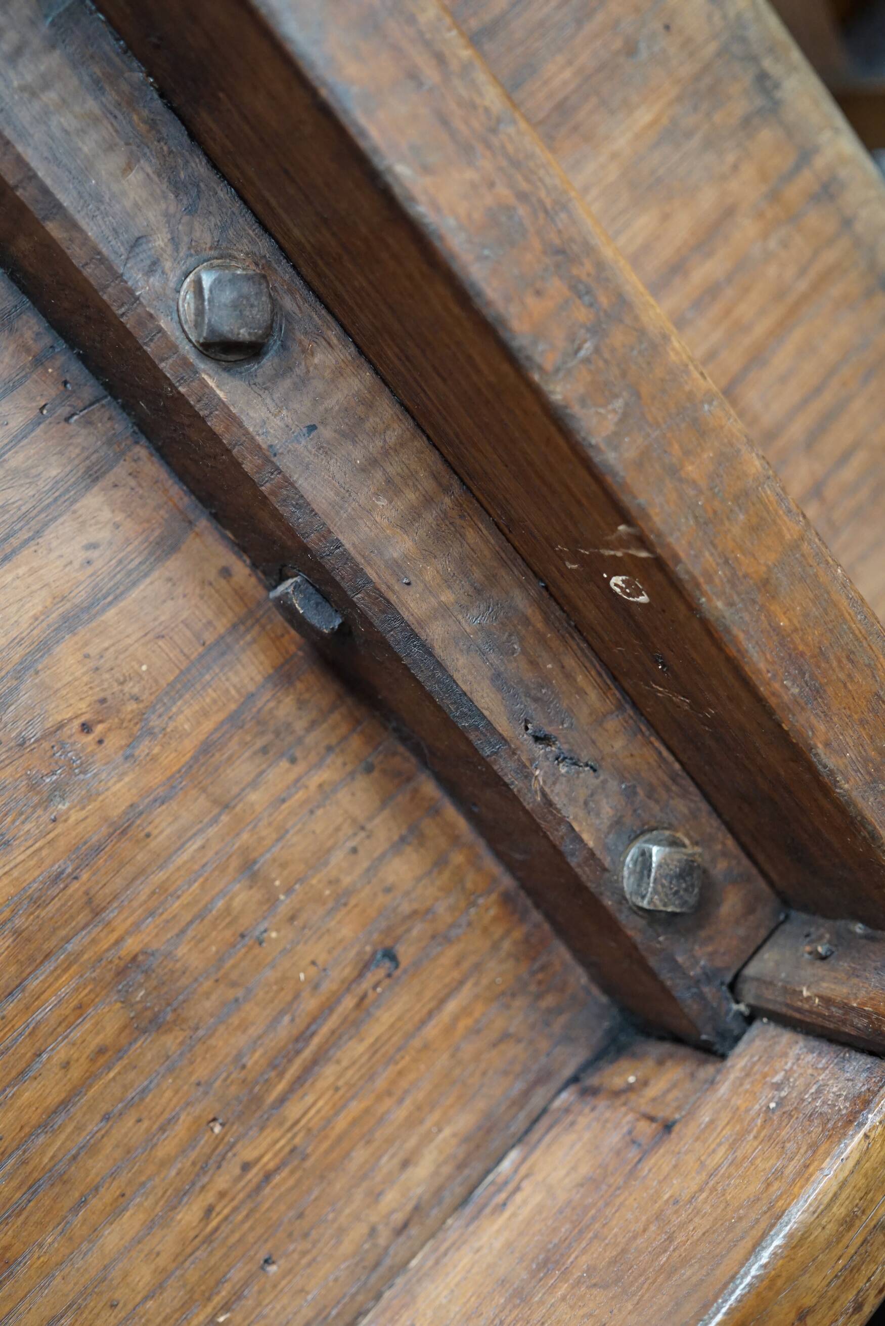 Grande table à manger rustique française du XIXe siècle en orme et chêne