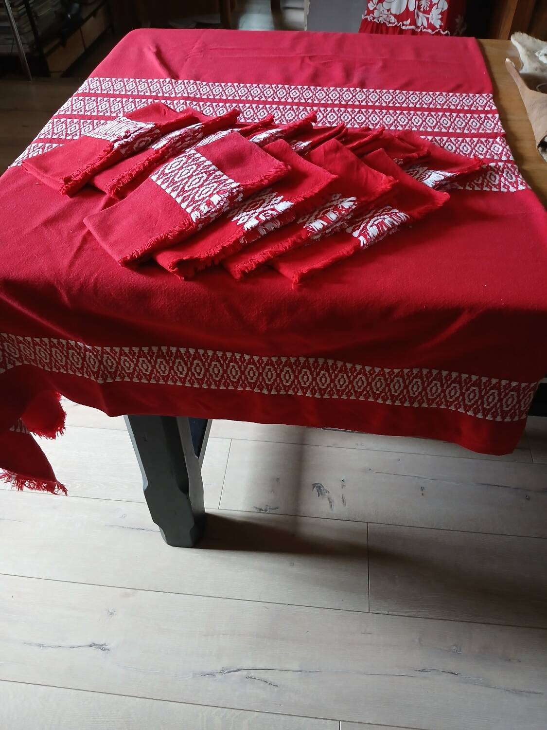 Tablecloth + 12 old napkins