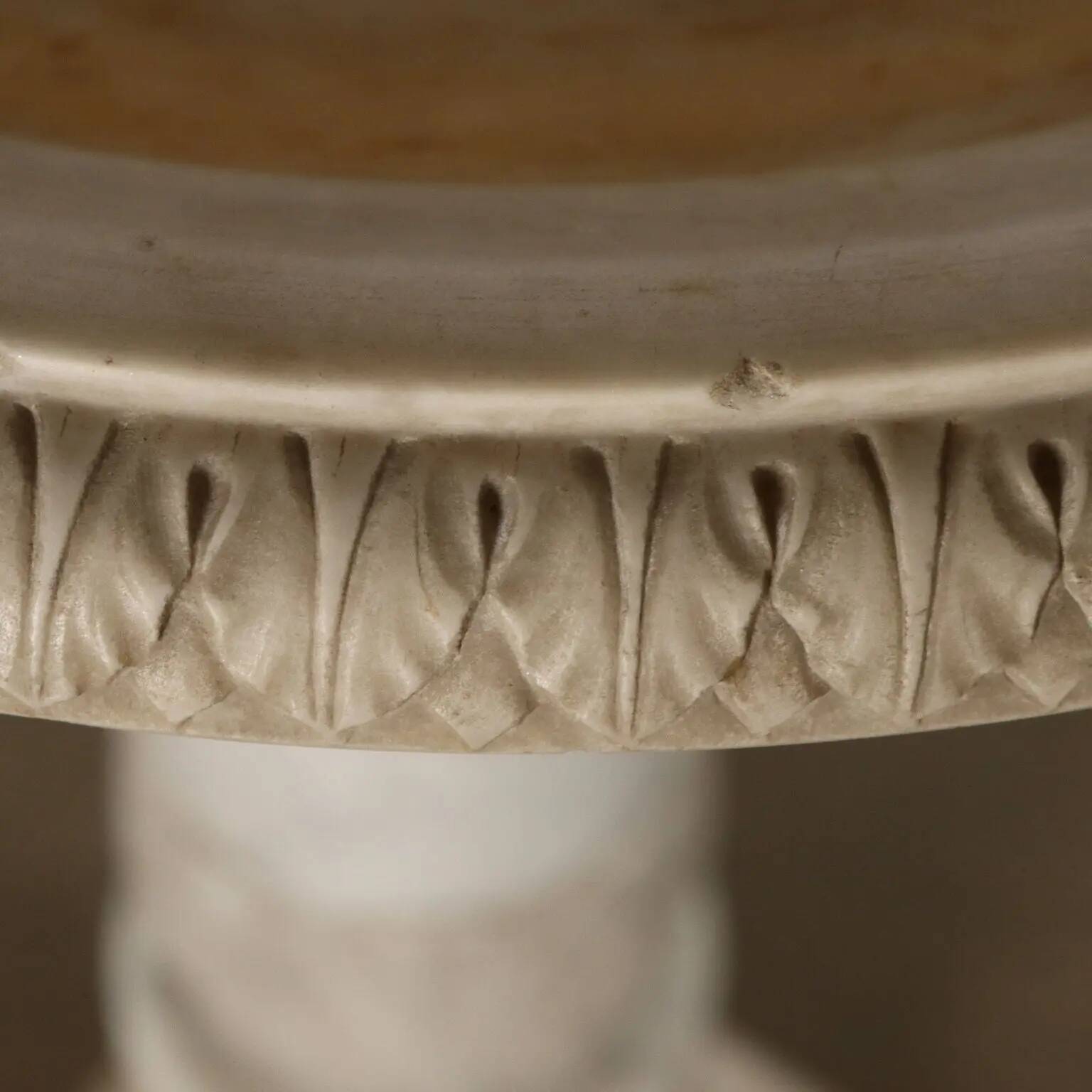 Antique Neo-Renaissance jardinière in marble, decorations, 19th century.