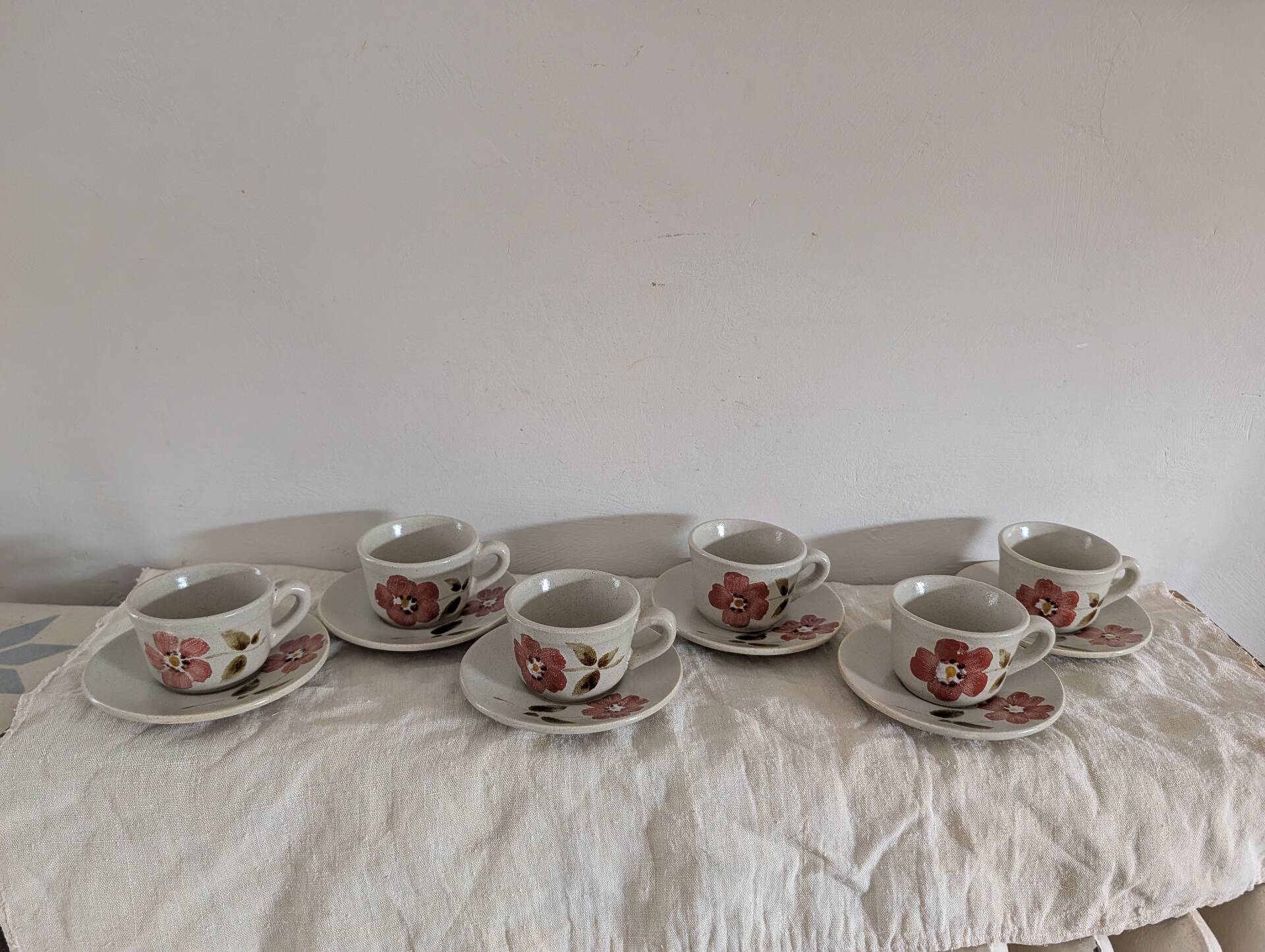 Saint-Amand Camelia – 6 hand-painted cups and saucers – 1950s/1960s