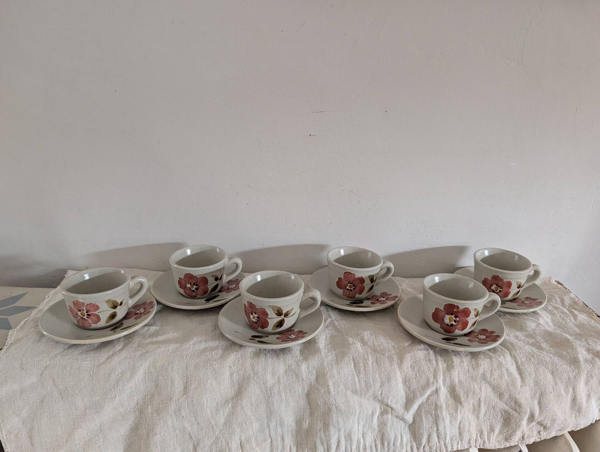 Saint-Amand Camelia – 6 hand-painted cups and saucers – 1950s/1960s