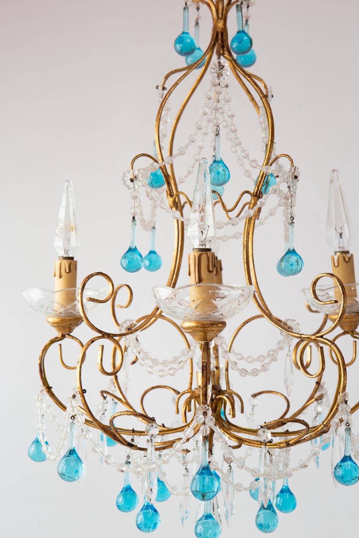 Italian chandelier in gold metal and blue crystal drops