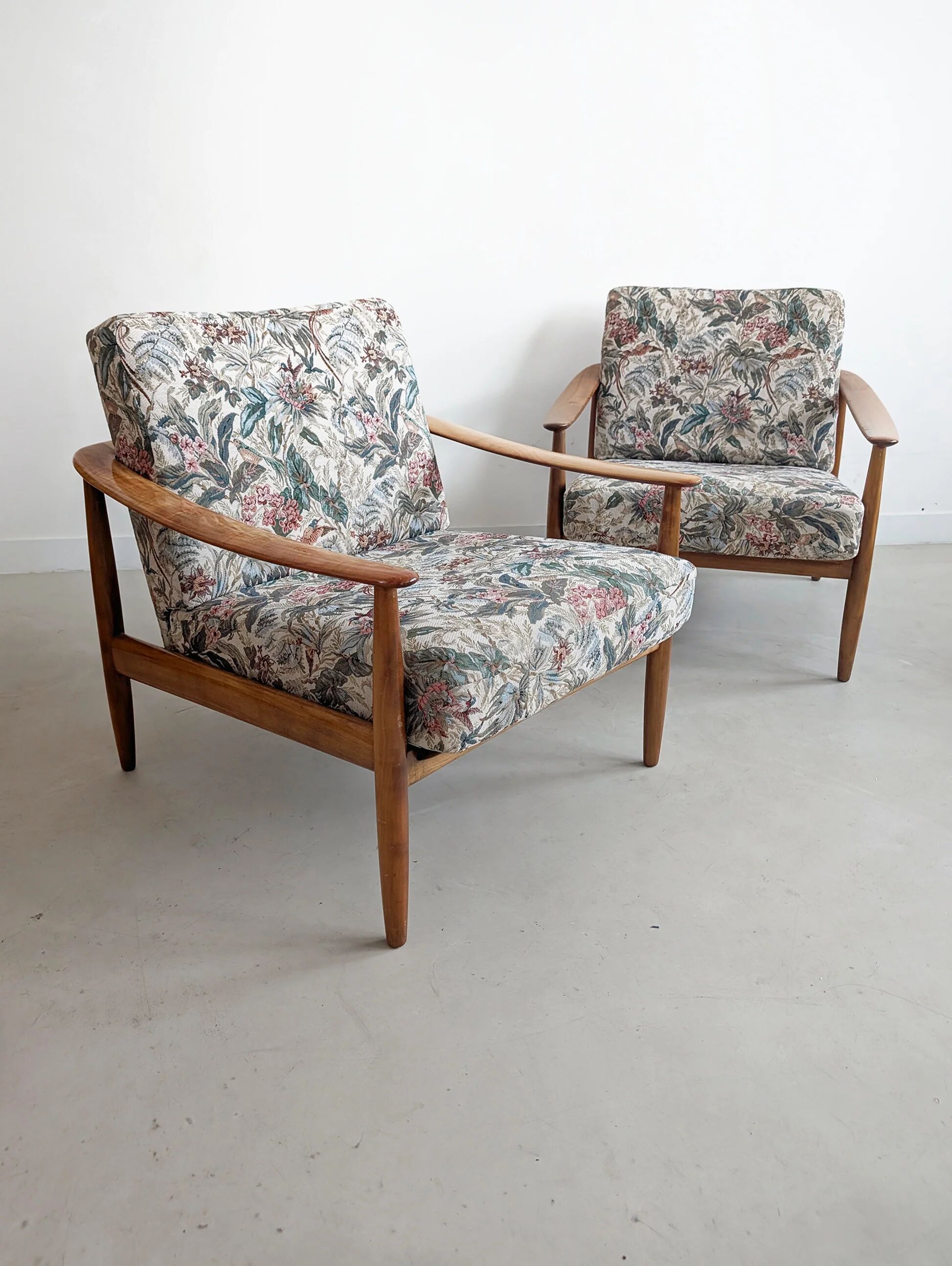 Set of 2 floral print lounge chairs by Carl Straub for Goldfeder 1960s