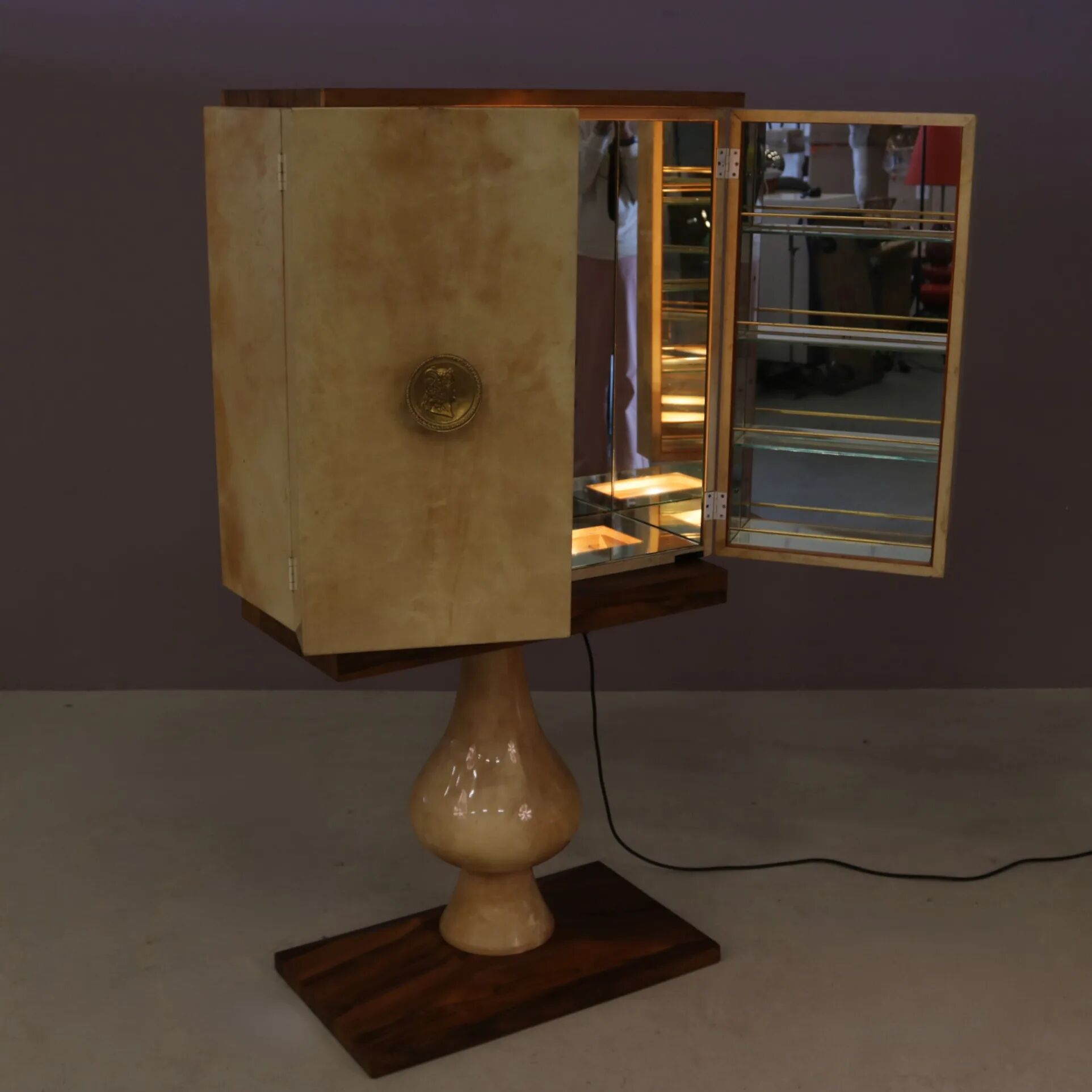 Cabinet de bar Aldo Tura en peau de chèvre sur piédestal, années 1960