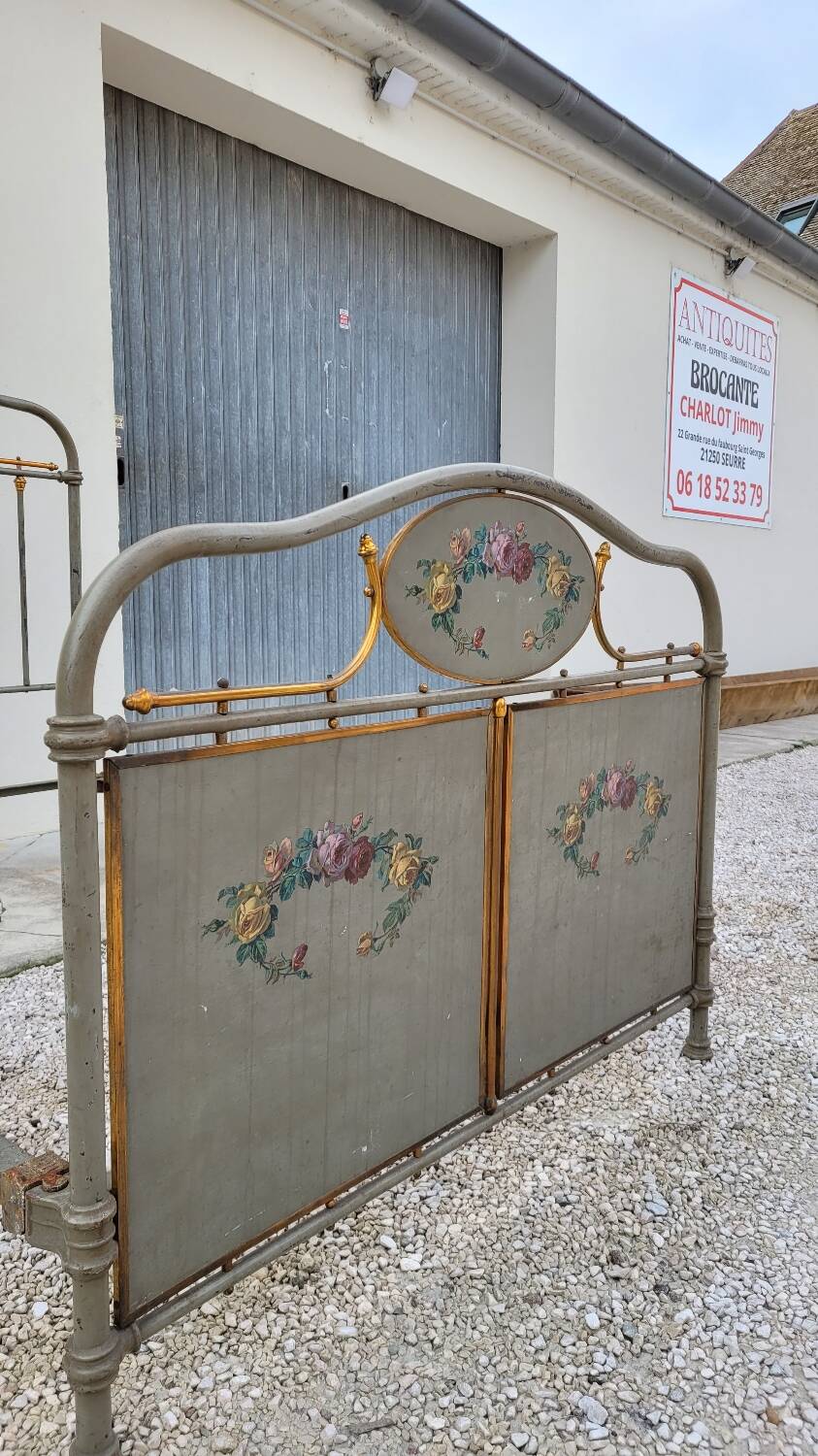 Cast iron bed decorated with flowers from the 19th century