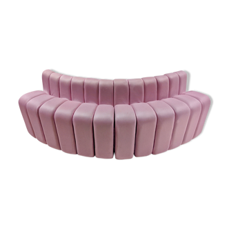 Extra sofa in pink net fabric