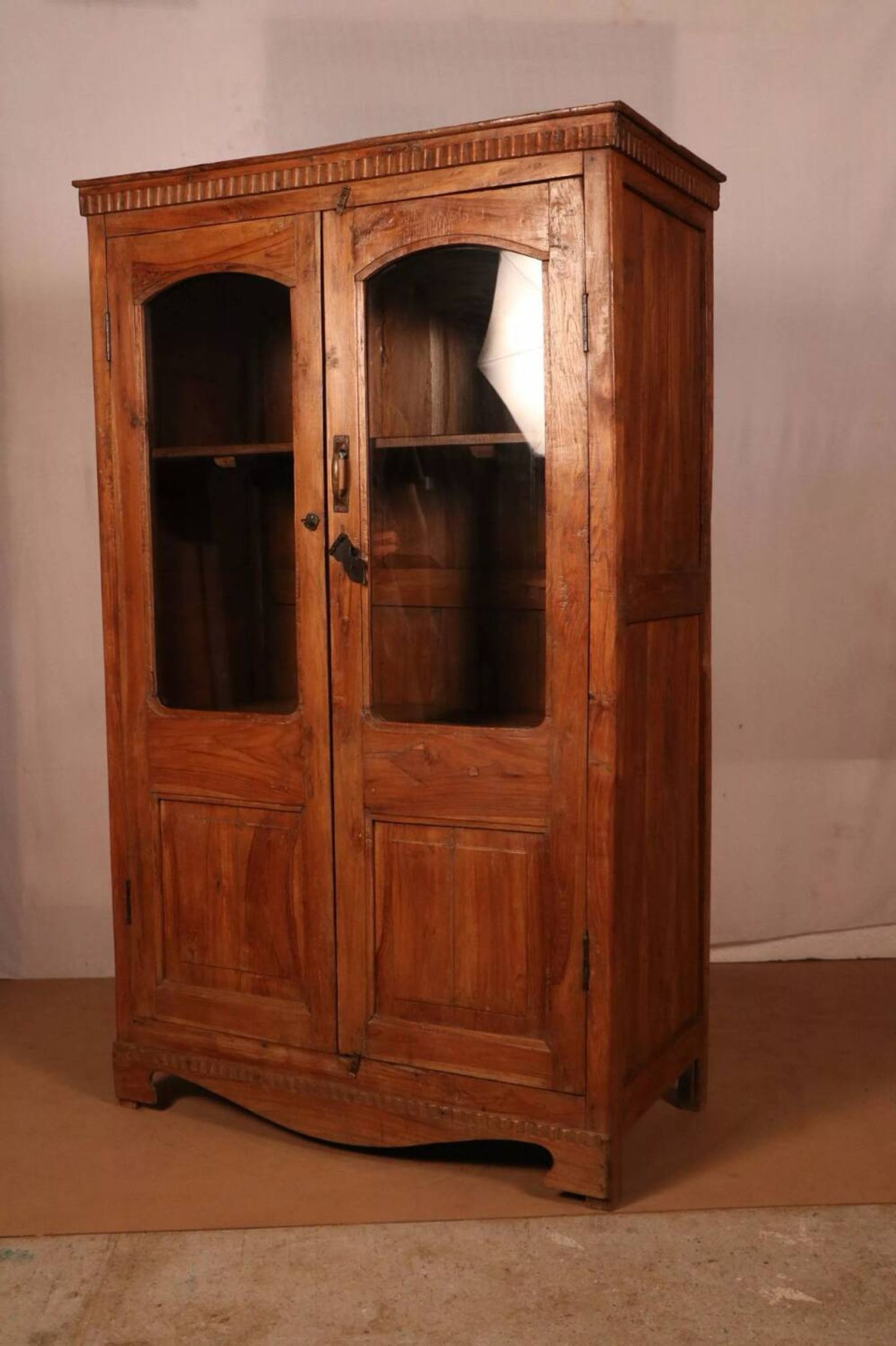 Ancienne vitrine bibliothèque art déco en teck birman