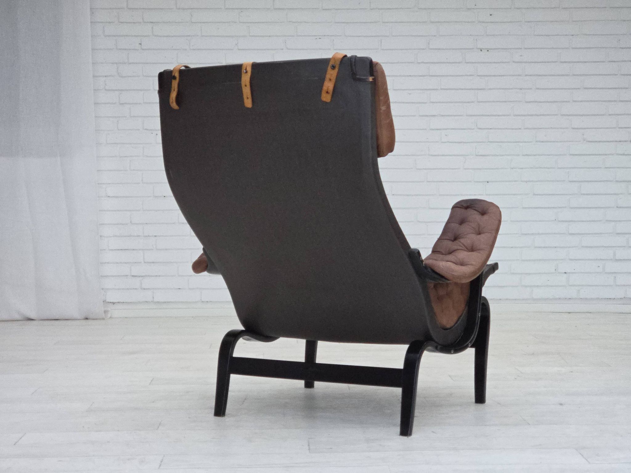Années 1970, design suédois de Bruno Mathsson, modèle « Pernilla », cuir.