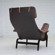 Années 1970, design suédois de Bruno Mathsson, modèle « Pernilla », cuir.