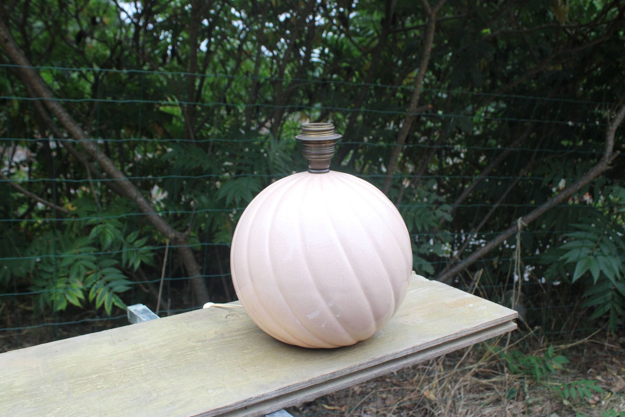 Lampe vintage en céramique rose poudré et abat-jour corail
