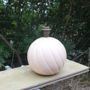 Lampe vintage en céramique rose poudré et abat-jour corail