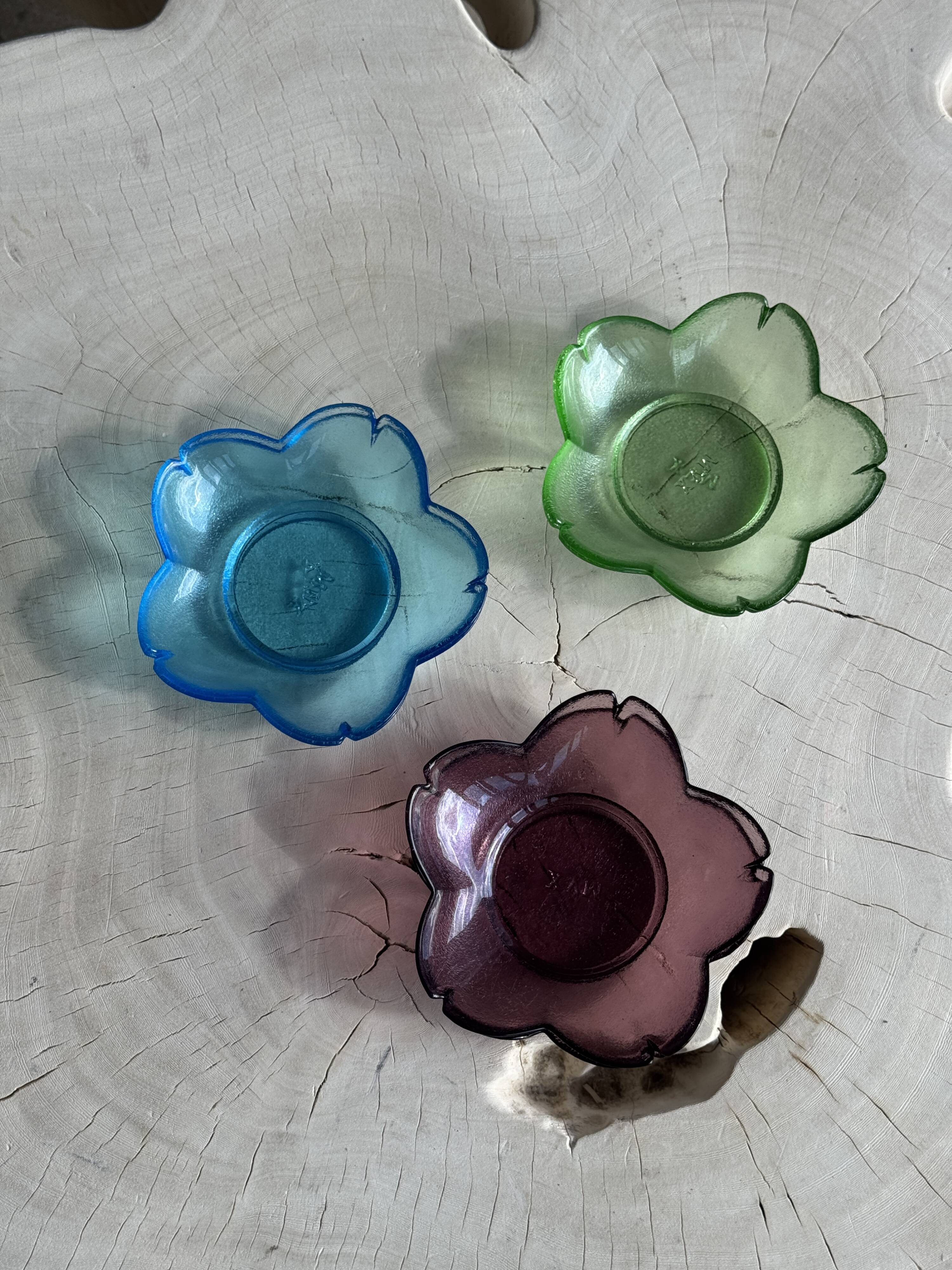 6 vintage flower-shaped bowls, XVM brand on the bottom