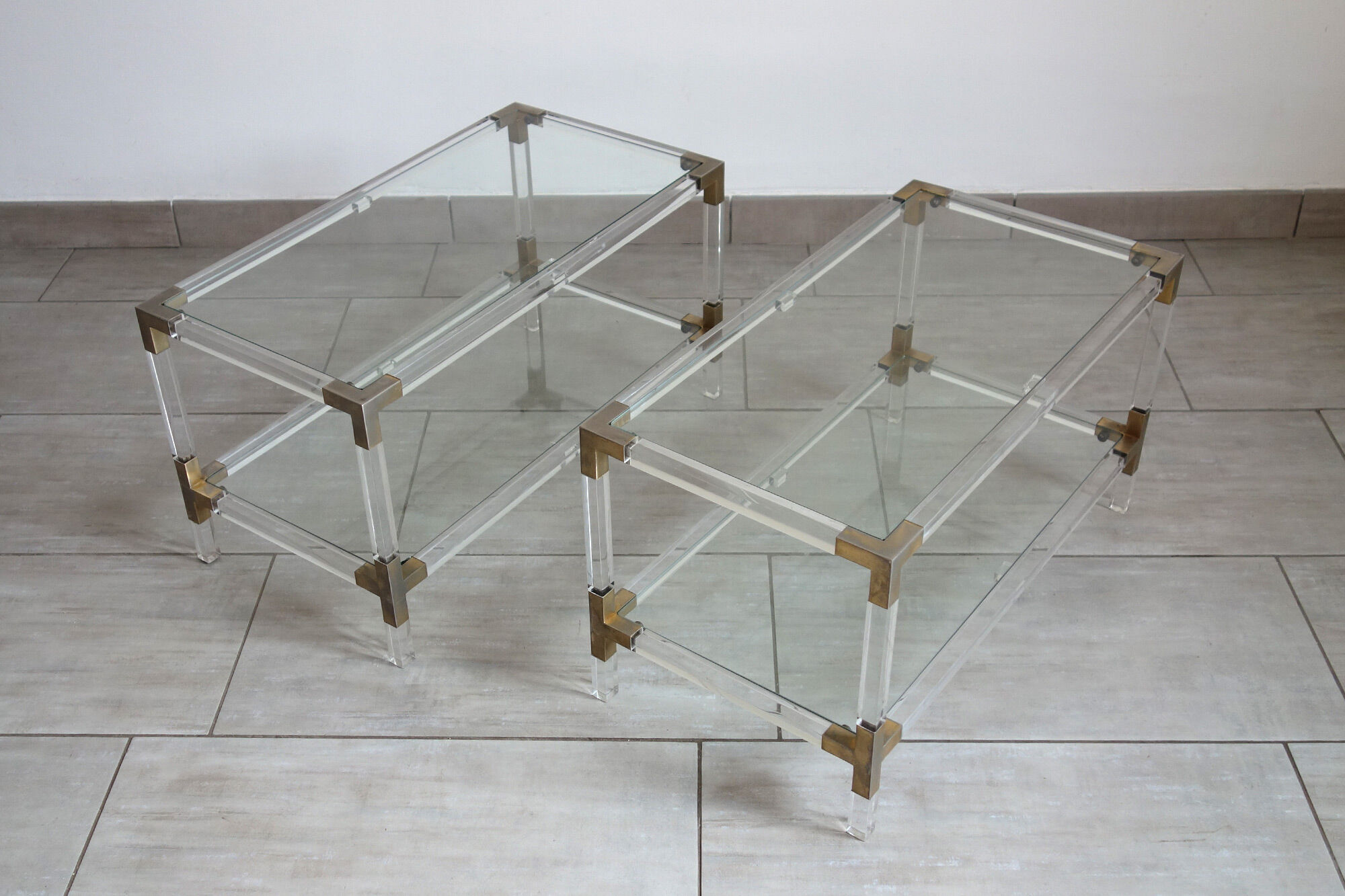Paire de tables basses italiennes plexiglass, verre et laiton années 70
