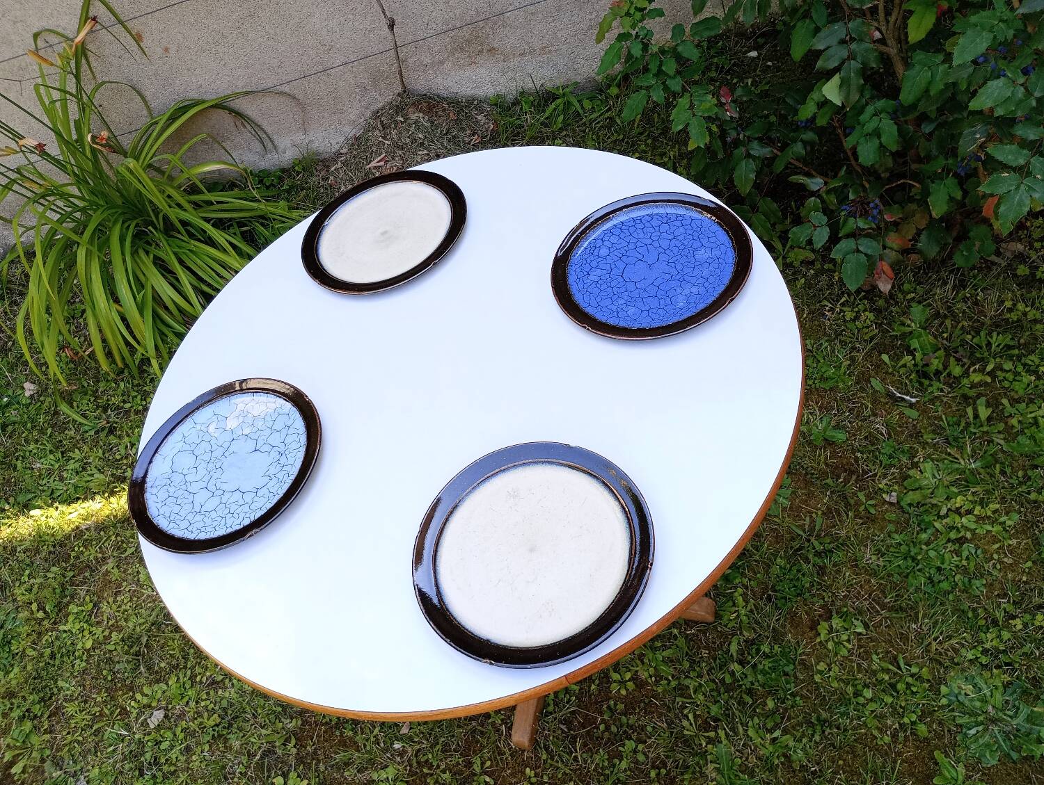 Round table in white formica and wood