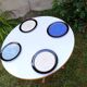 Table ronde en formica blanc et bois